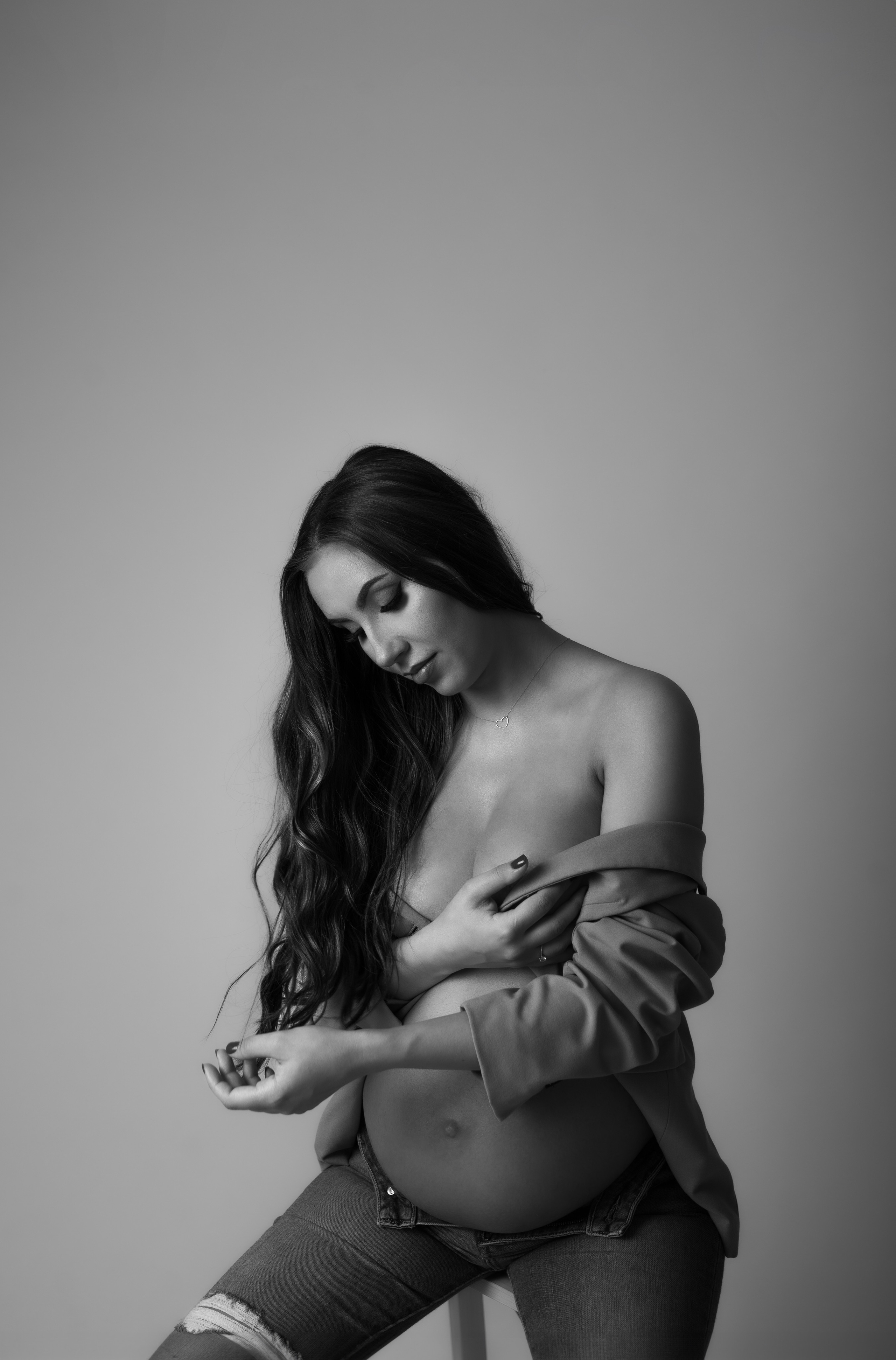 Expectant mother in a beautiful maternity photoshoot in Hafnarfjörður. Our skilled photographers at MDStudio capture the radiant glow of pregnancy in this timeless portrait. Book your personalized session today to preserve these precious moments. Serving Hafnarfjörður and surrounding areas, MD Studio is dedicated to providing an unforgettable maternity photography experience.