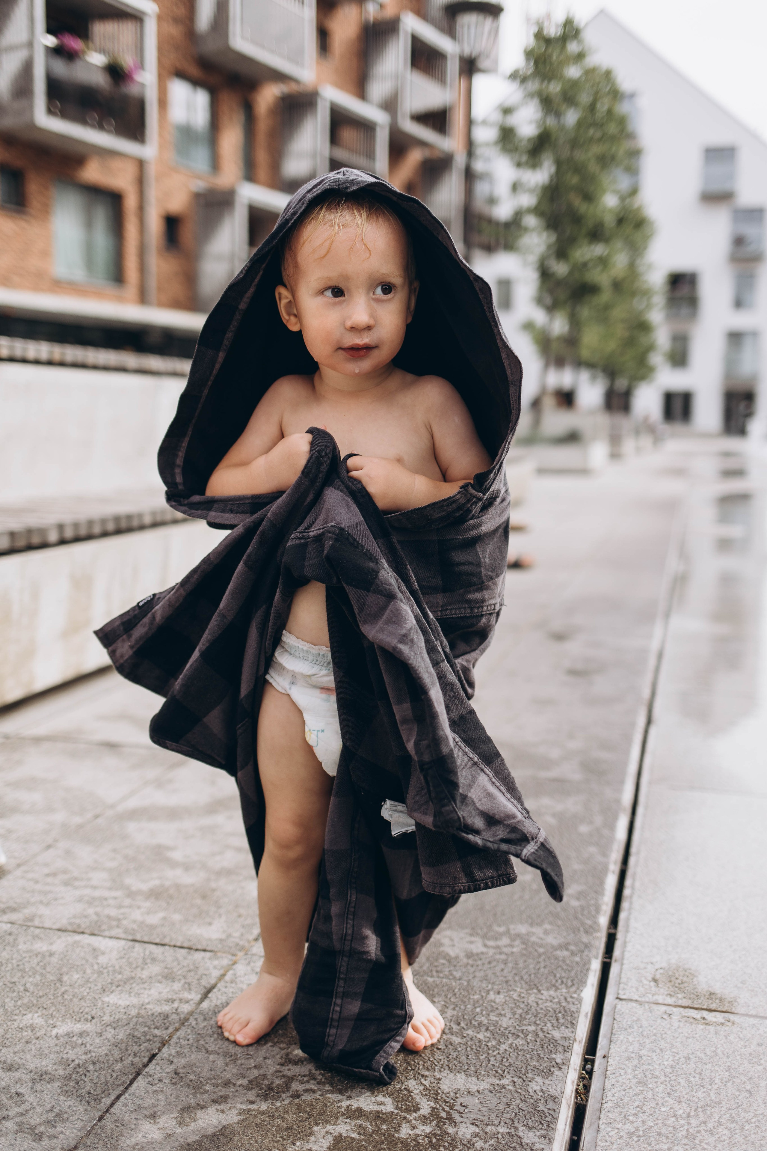 Along the streets of Vilnius in lifestyle style. Family photographer in Vilnuis Svetlana Naumova