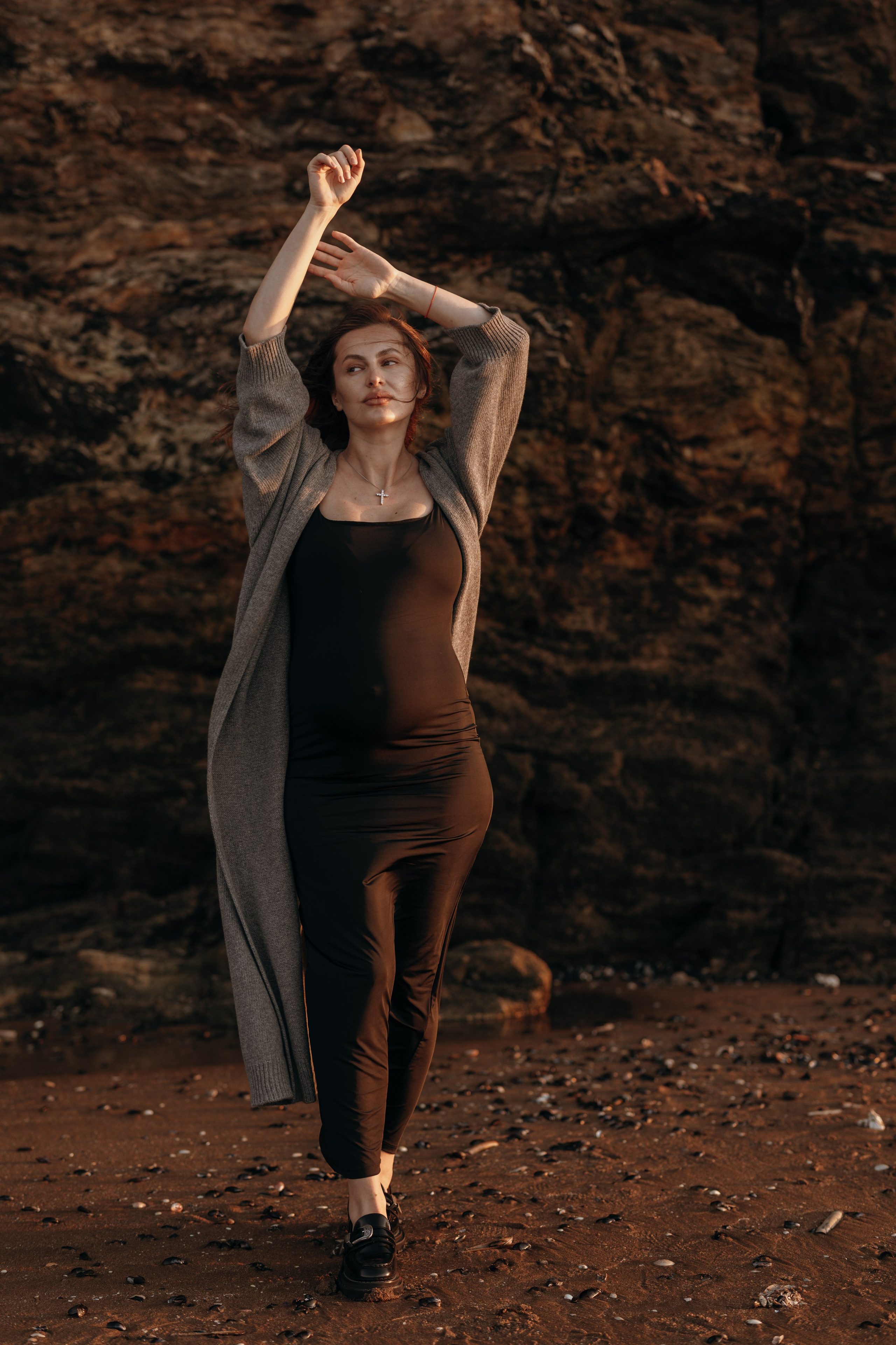 Sunset maternity photoshoot. Annah Louwagie — Lifestyle photographer for couples, families & brands | France & worldwide