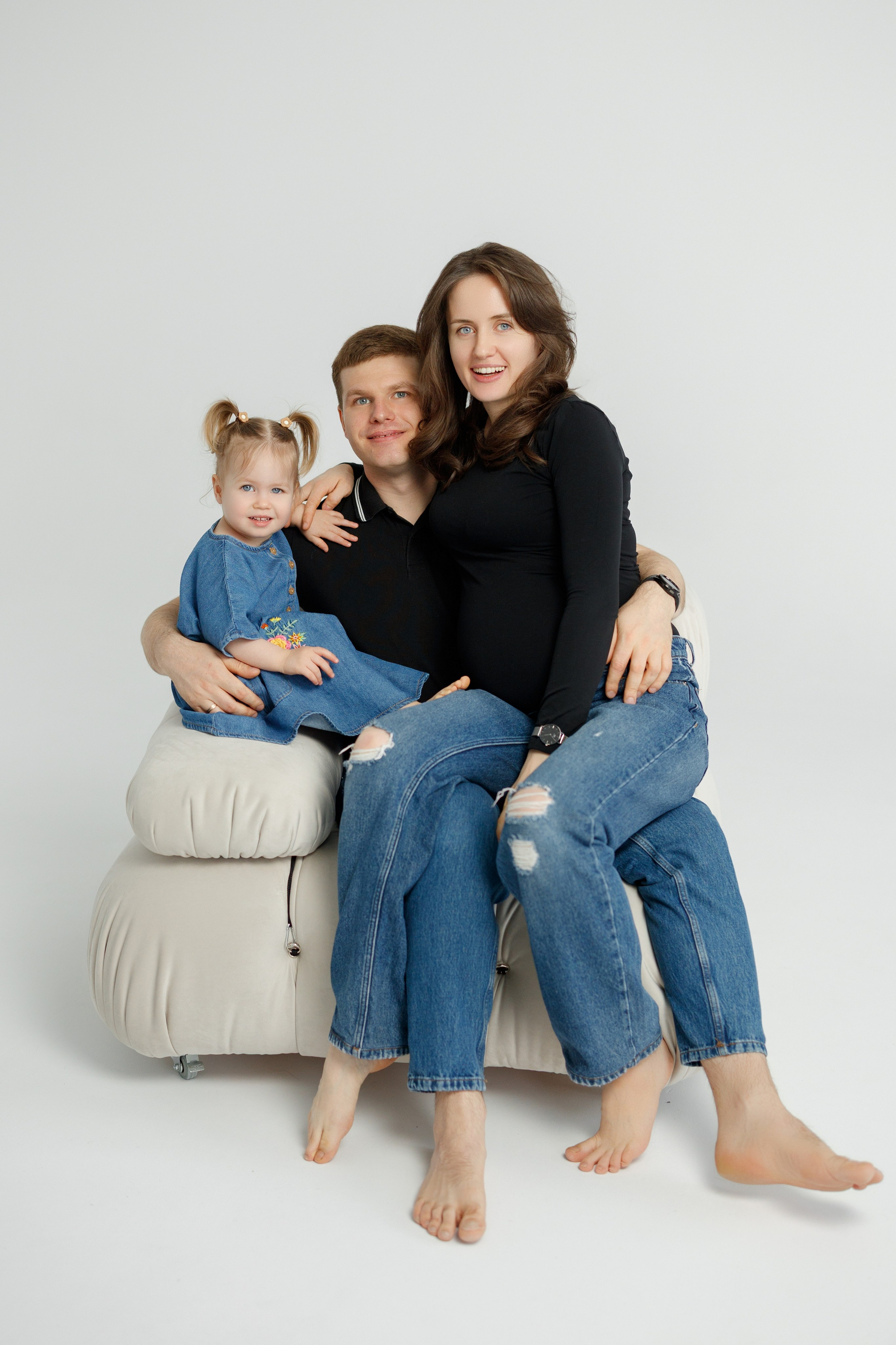 Ședință Foto de Familie — Stil Minimalist pe Fundal Alb. Scarlat Photography