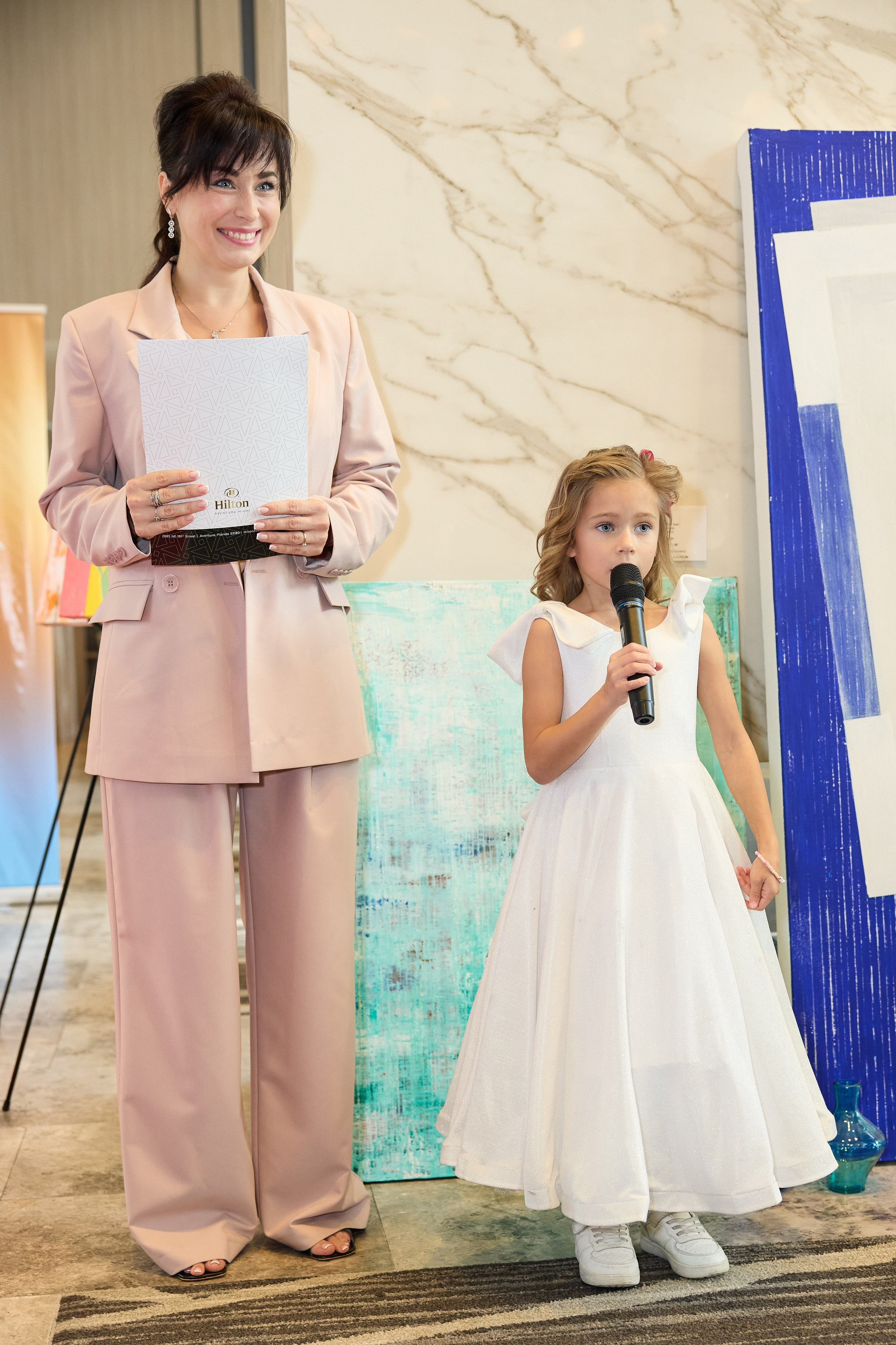 Авторская благотворительная художественная выставка Дианы Бортник. Фотограф Юлия Маковеева