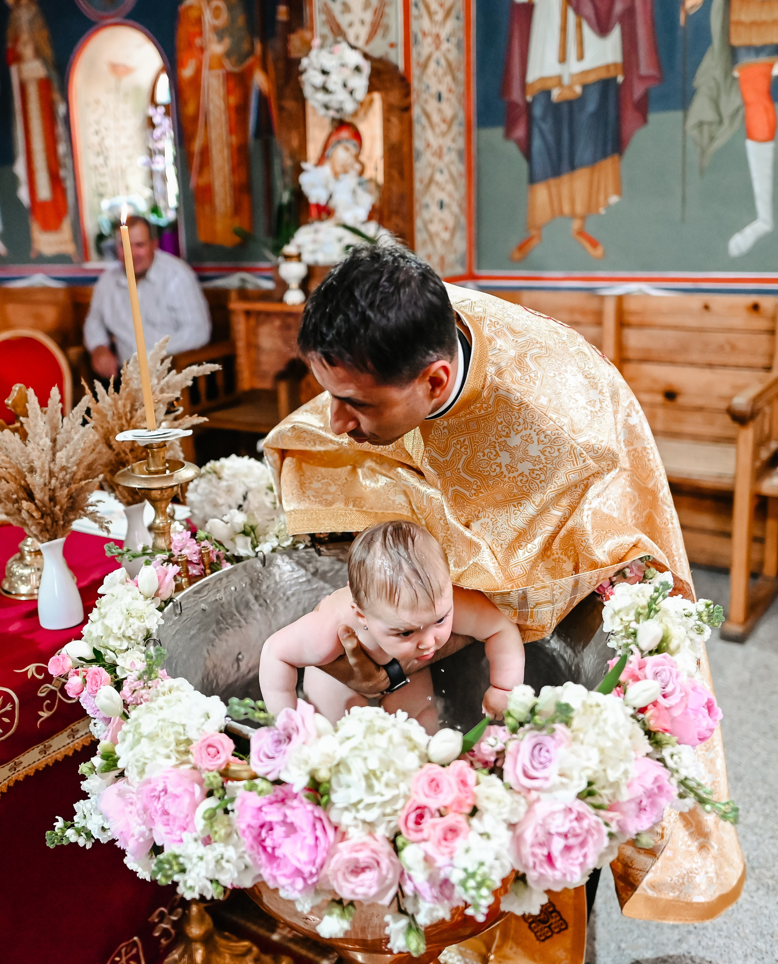 Momentul scoaterii copilului din cristelniță – expresii autentice surprinse de Ana Maria Drăgan fotografie