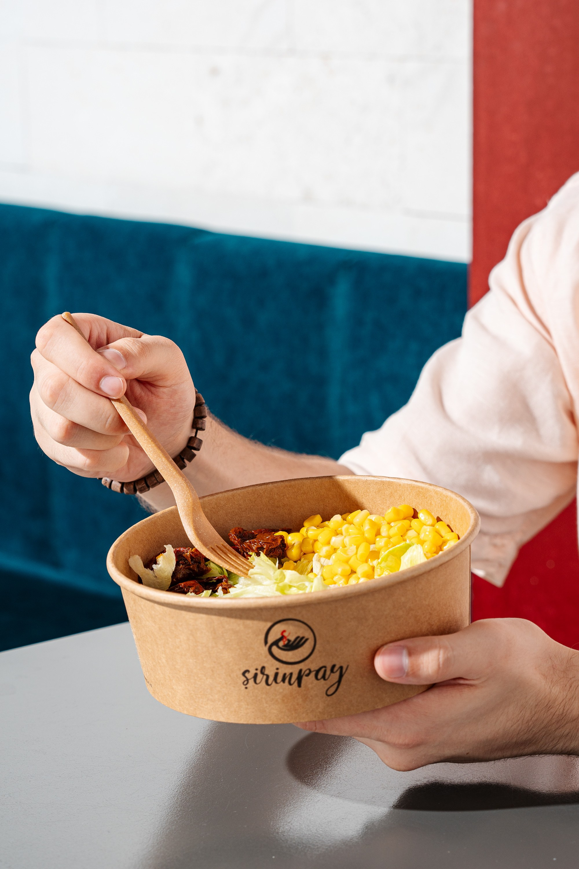 Şirinpay markalı karton qabda qarğıdalı, kahı və quru ət salatı.