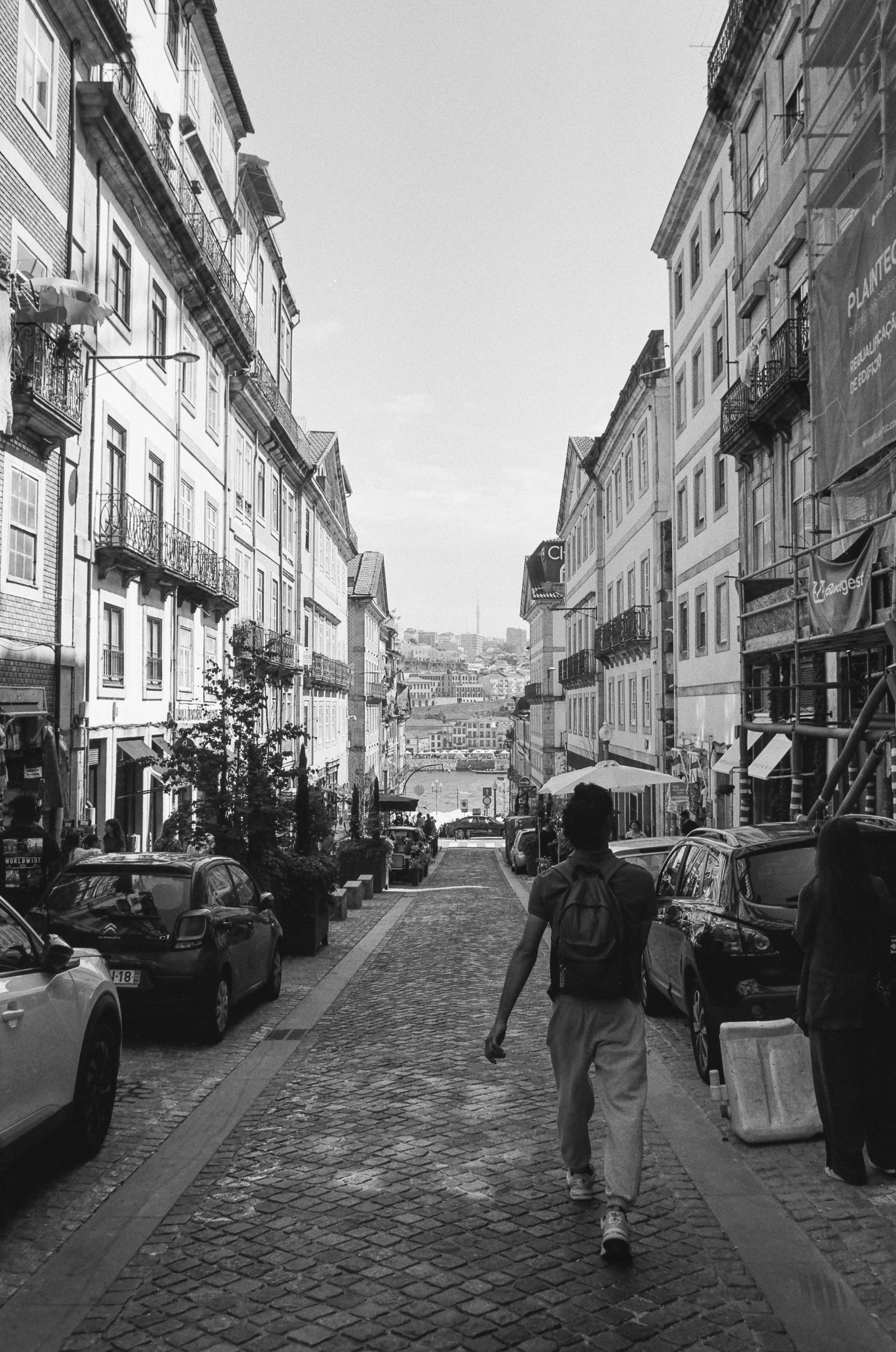 Kopfsteinpflasterstraße in Porto mit Blick Richtung Fluss Douro