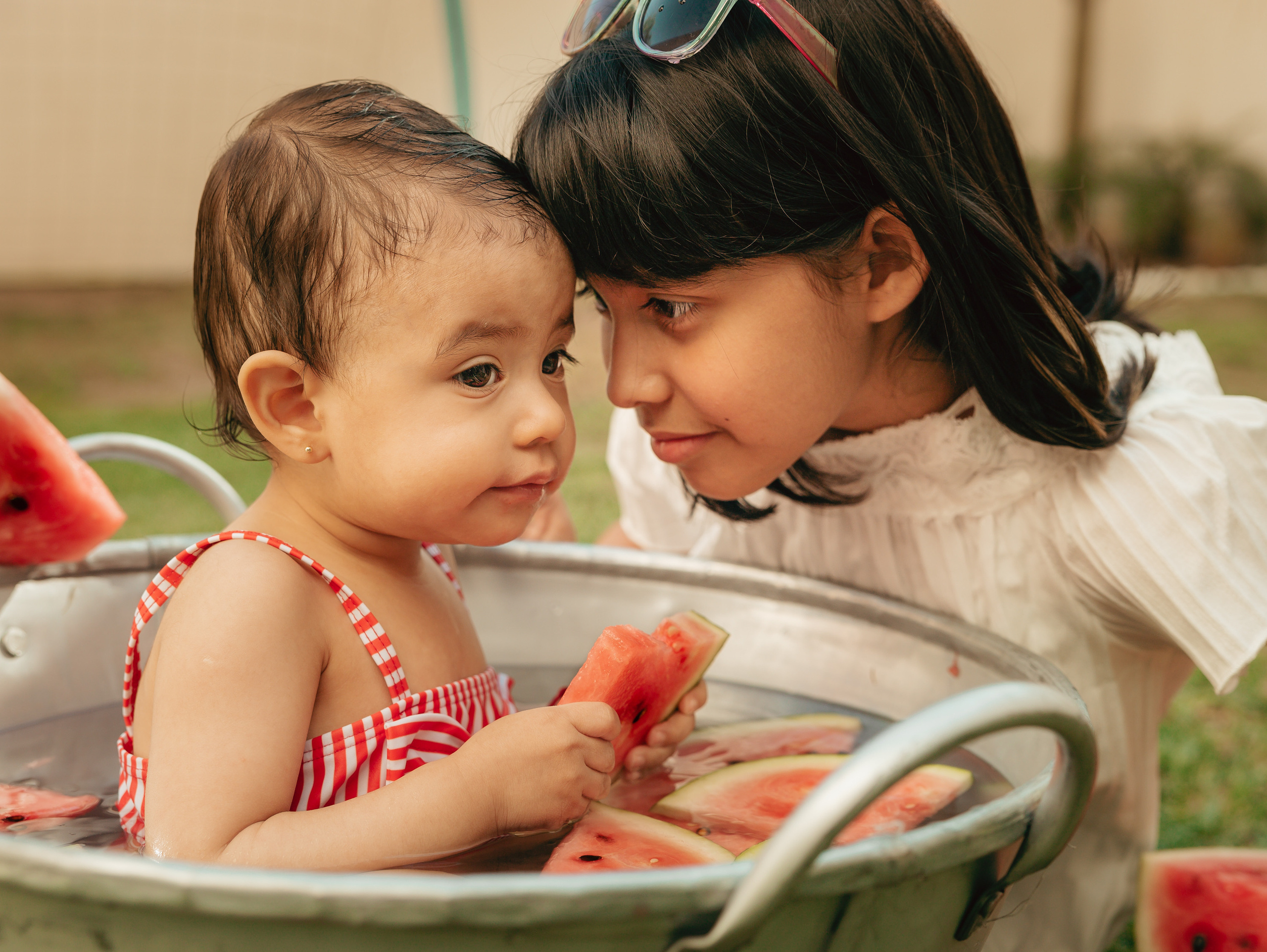 Kids in Fruits Bathtub. Лайфстайл и семейный фотограф в г. Писек Чехия Оксана Телупилова