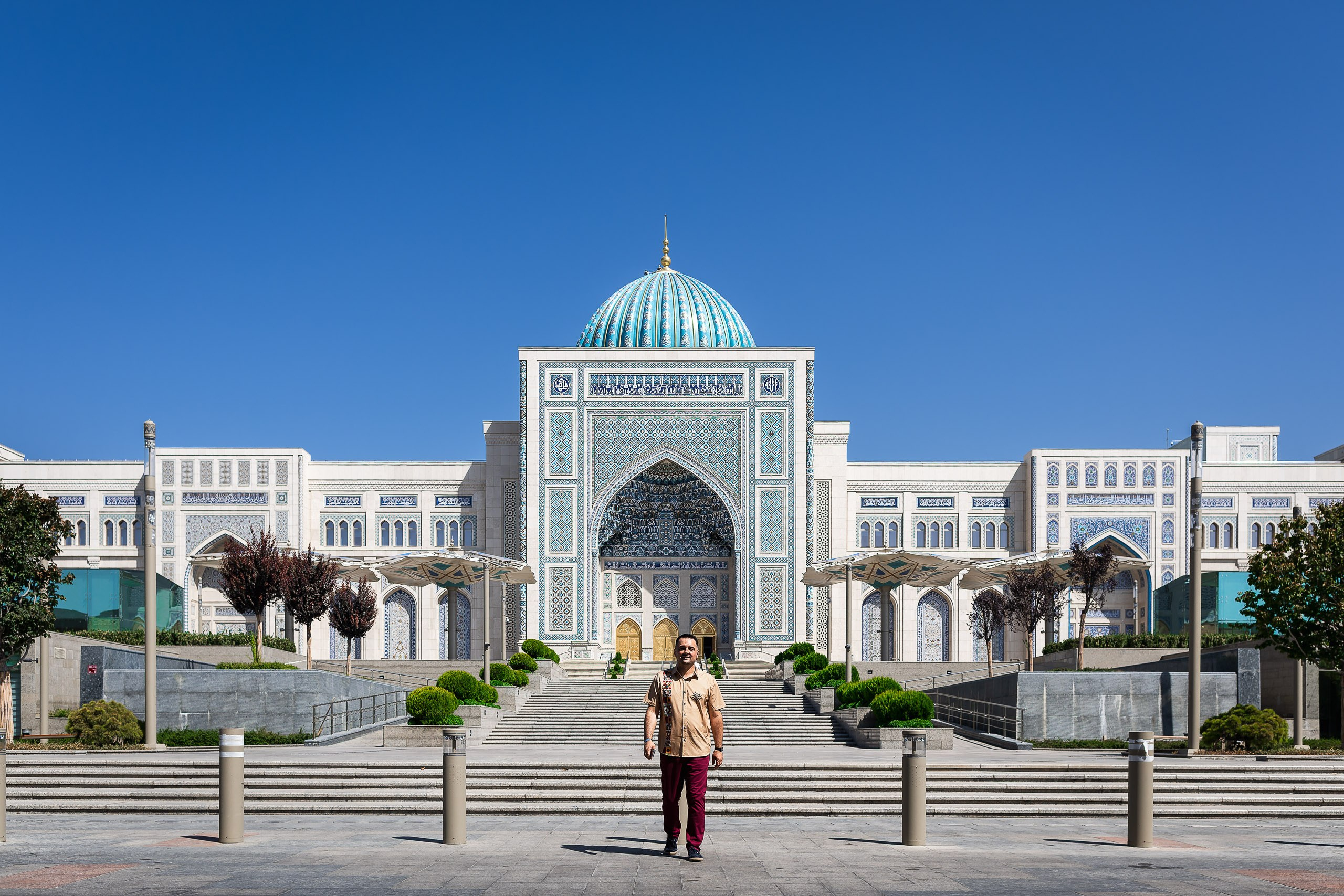 Photographer in Tashkent — tourist with the architecture of Uzbekistan.