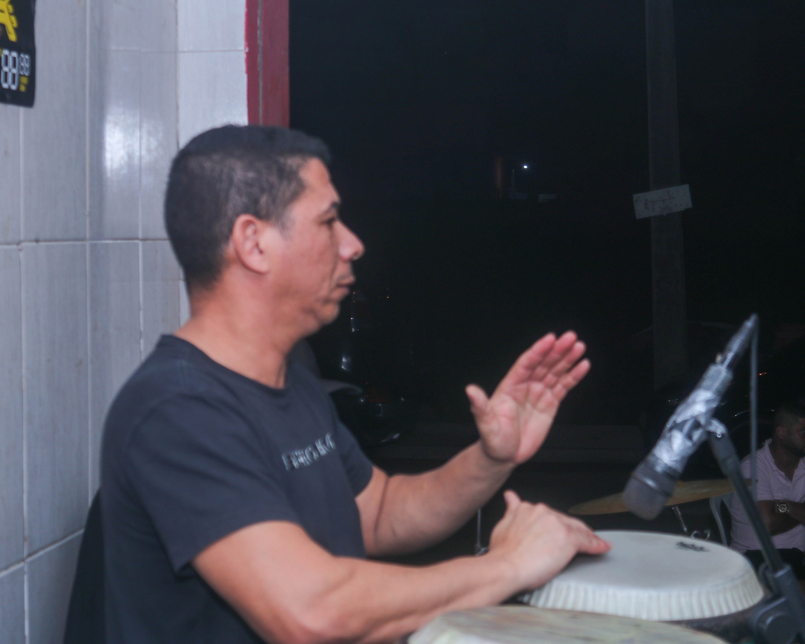 Aroldo nas congas trazendo muito ritmo e energia para o show. 🥁🔥📸Com talento e presença marcante, ele fez a vibração da música tomar conta da noite, deixando a apresentação ainda mais especial no Skinão.