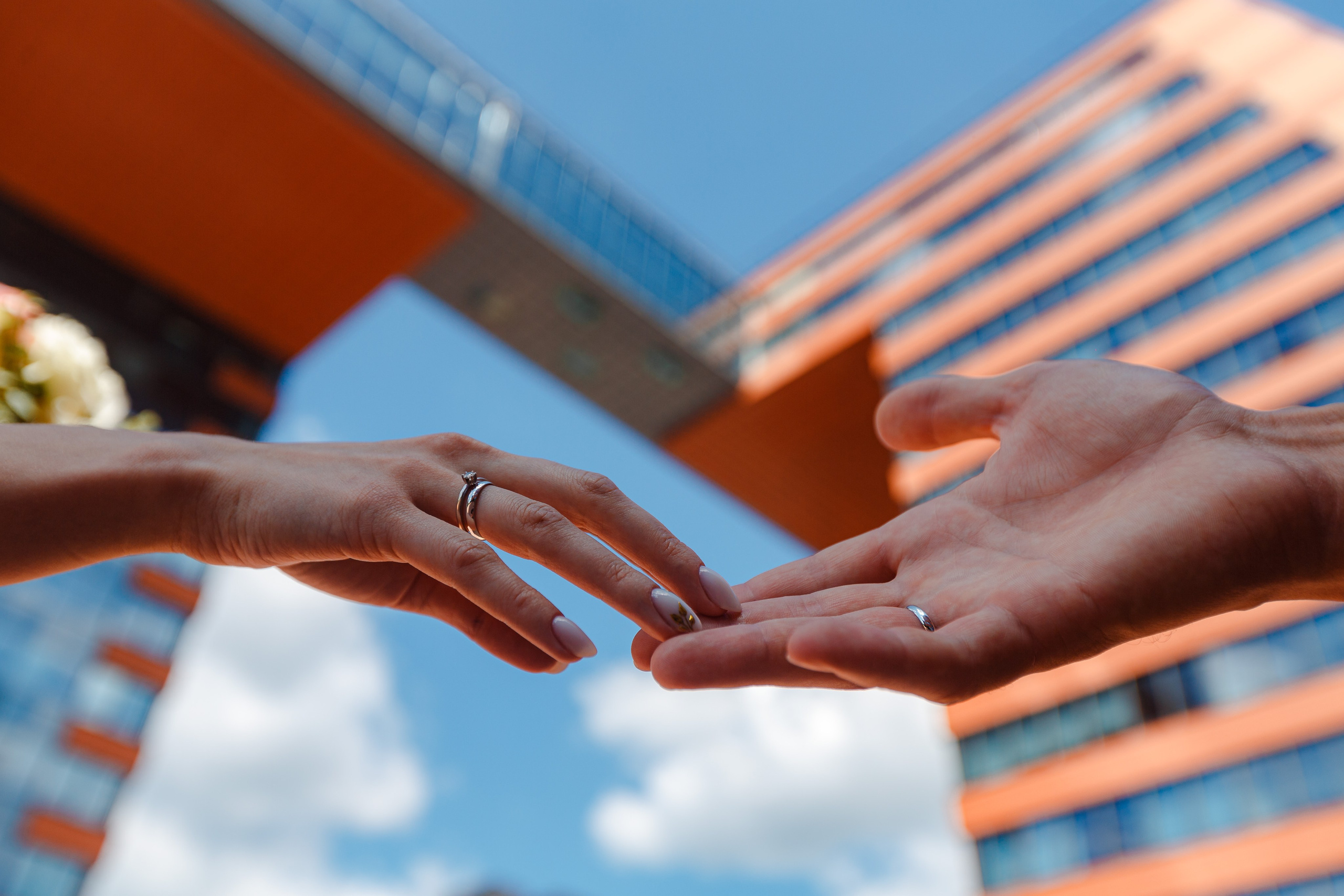 Novia y novio en la naturaleza. Fotógrafo de retrato, familia y reportajes en Valencia | España | Europa Vitalii Lumier