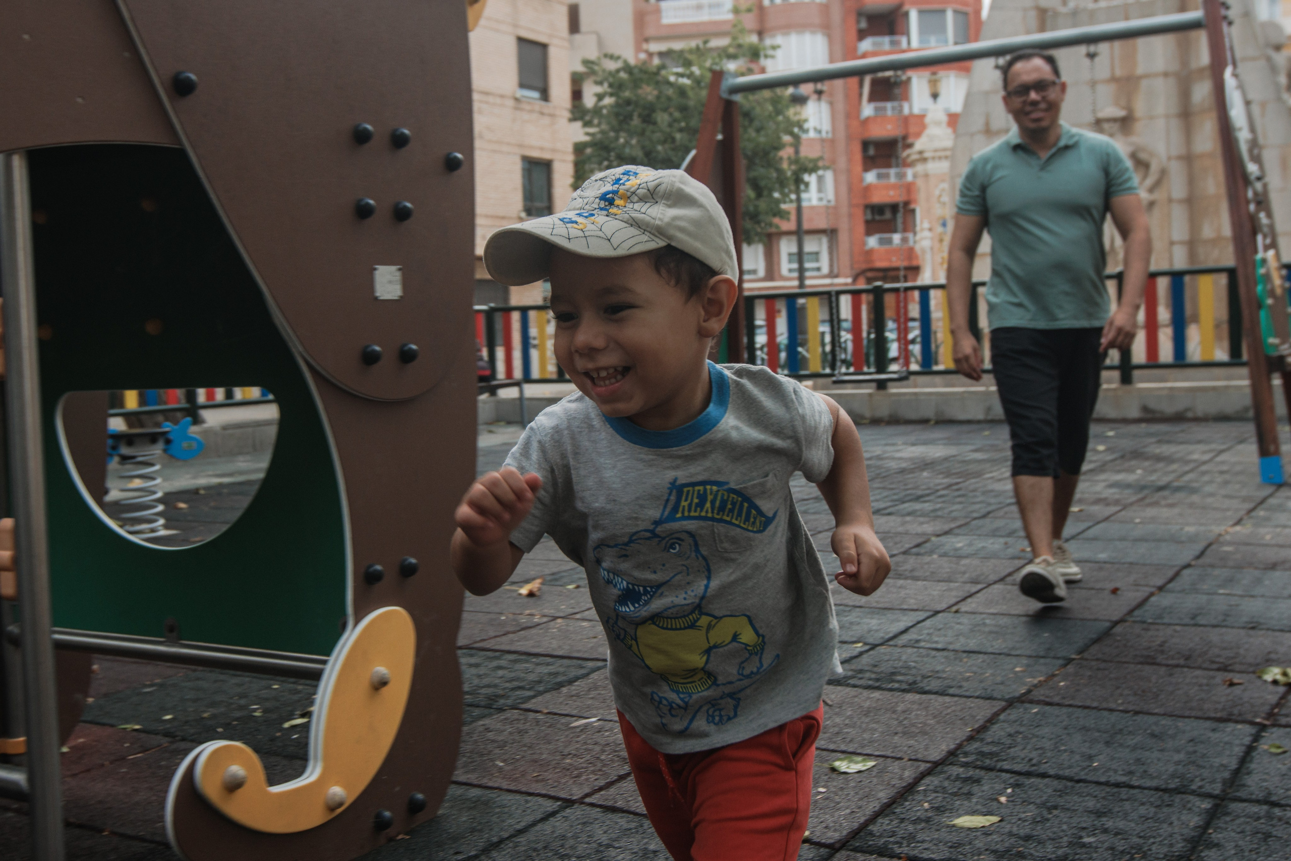 Сaminar en el patio de recreo. Fotógrafo de retrato, familia y reportajes en Valencia | España | Europa Vitalii Lumier