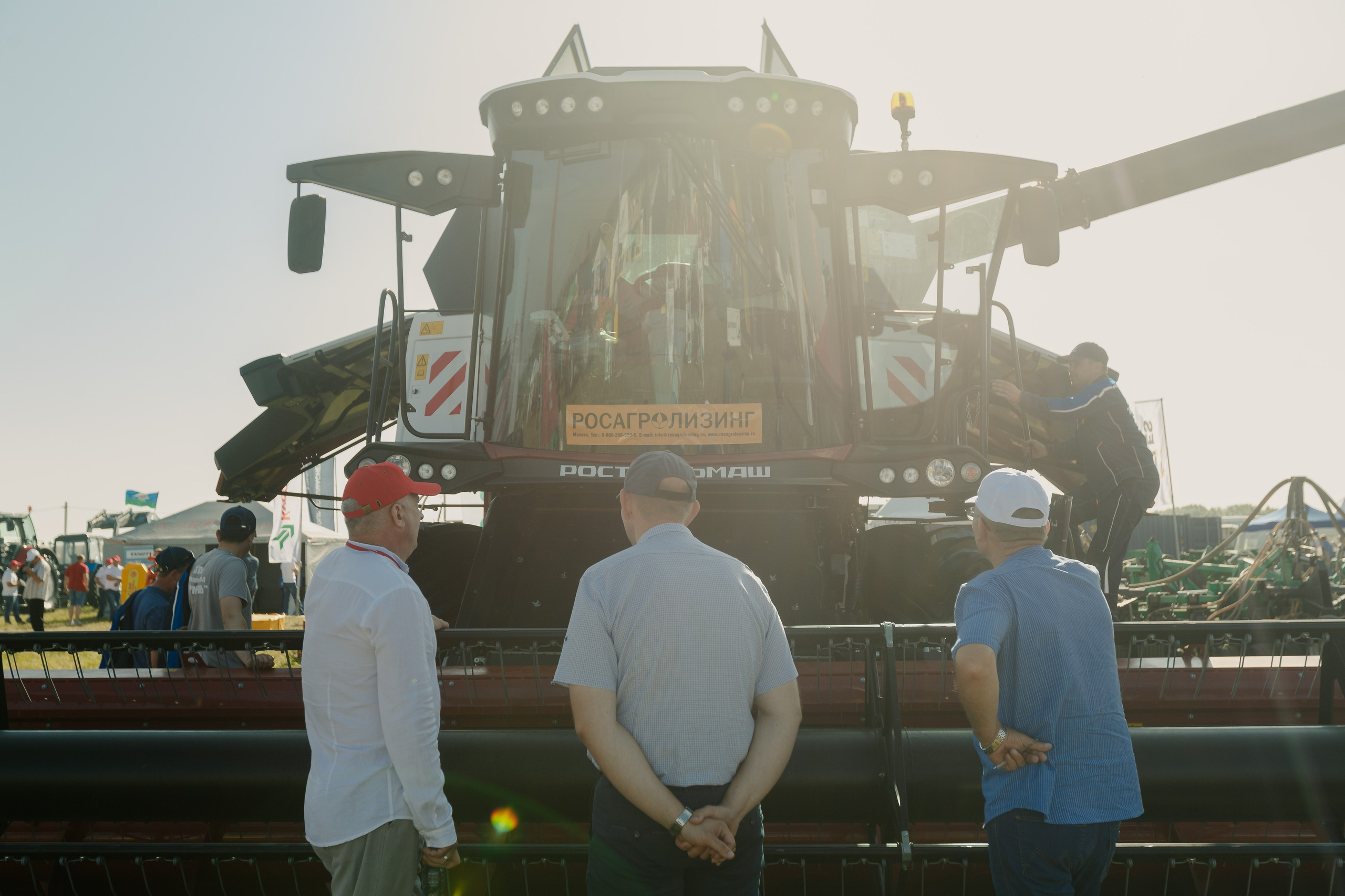 Exposición de maquinaria agrícola. Fotógrafo de retrato, familia y reportajes en Valencia | España | Europa Vitalii Lumier