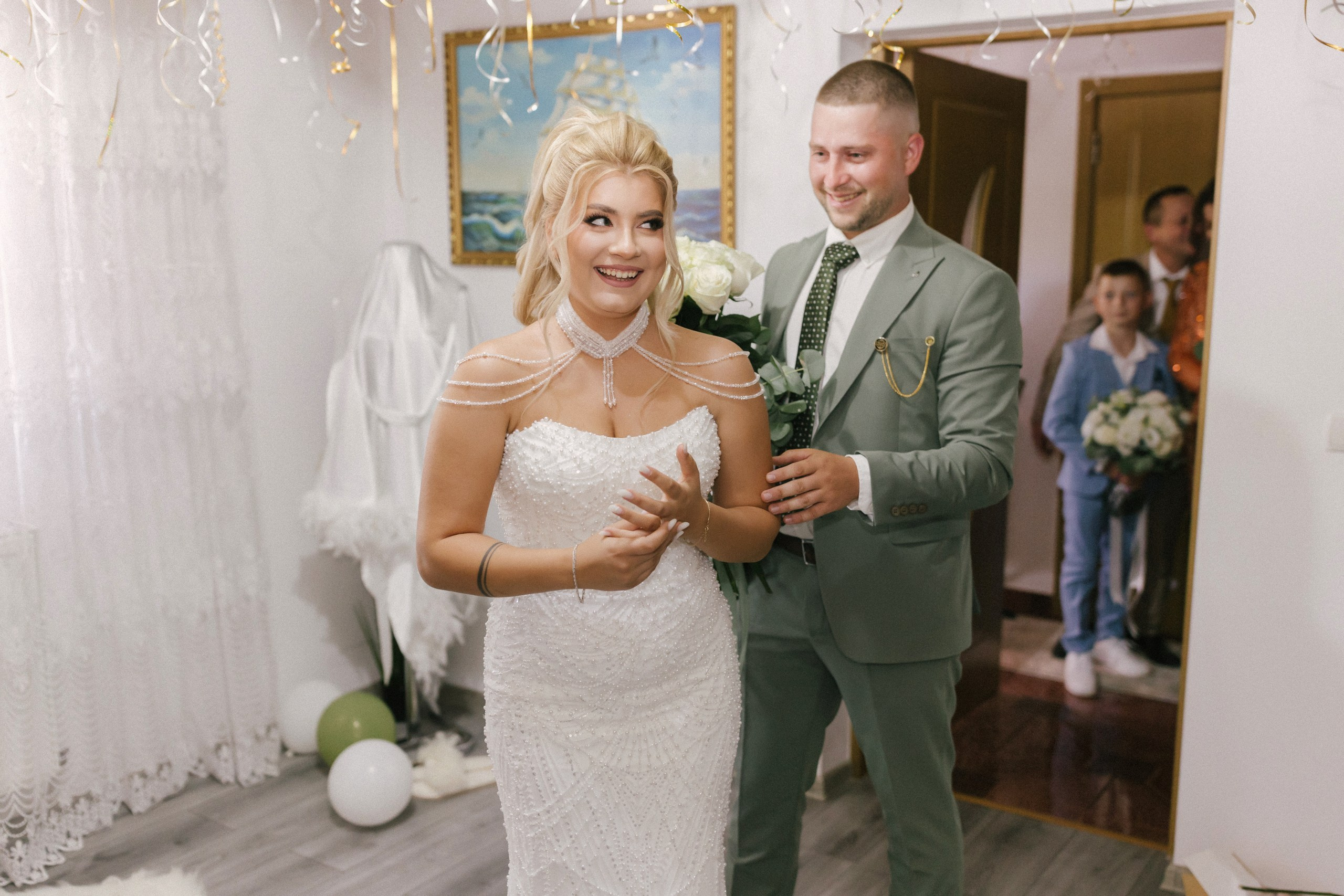 - mireasă Lavinia pregătire casa părintească Hârlău- mire Mihai pregătire Flămânzi cavalerii de onoare- fotograf nuntă Casa Jorovlea- ședință foto miri Mihai și Lavinia- nuntă elegantă Casa Jorovlea- fotografie de nuntă naturală România- domnișoare de onoare pregătire mireasă- emoții nuntă biserică- dansul mirilor Casa Jorovlea* fotograf profesionist nuntă Botoșani Iași* fotografie documentară de nuntă- familie și prieteni la nuntă- nași Mihai și Nicoleta nuntă- portret mireasă în lumină naturală- petrecere nuntă Casa Jorovlea- Nuntă Mihai și Lavinia – momente emoționante din ziua nunții, pregătirile mirilor în Hârlău și Flămânzi, ceremonia religioasă și ședința foto realizată de  AlinoFotoStudio -  Mireasa Lavinia în timpul pregătirilor la Hârlău-  Mihai pregătit de cavalerii de onoare în Flămânzi - Ceremonia religioasă a mirilor Mihai și Lavinia-Ședință foto romantică de nuntă Mihai și Lavinia - Dansul mirilor la petrecerea de nuntă -  fotograf nuntă Iași-  fotograf nuntă Botoșani- wedding photography Romania- AlinoFotoStudio - AlinoFotoStudio - Alin Chirilă fotograf - fotograf Botoșani - fotograf Iași - fotograf Hârlău - fotograf Bacău - fotograf Suceava - fotograf București - fotograf Neamț - servicii foto video - fotograf evenimente - fotograf nuntă - fotograf botez - wedding photographer Romania - ședință foto nuntă - fotografie de eveniment - wedding photography - fotografie profesională - fotograf profesionist România- povestitor prin fotografie, servicii foto - video -profesionale