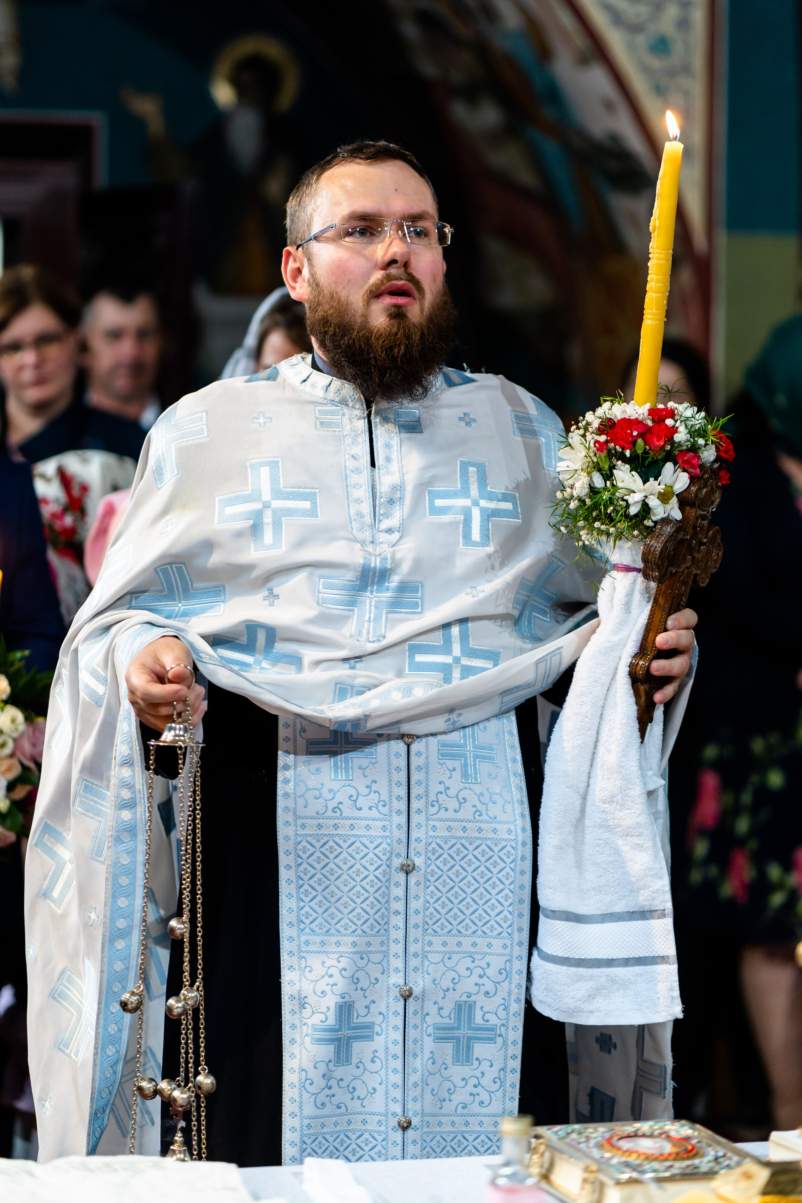 “Bebeluș botezat în biserică, ținut în brațe de nași”	•	“Detaliu cu lumânarea de botez decorată cu flori albe”	•	“Părinți emoționați alături de copilul lor la ceremonia de botez”	•	“Masa festivă de botez cu decor tematic și tort personalizat”	•	“Momentul în care preotul toarnă apă sfințită pe fruntea bebelușului”	“Bebeluș în rochie albă de botez, zâmbind în brațele mamei”	•	“Detaliu cu cruciulița de botez așezată pe o pernă de satin”	•	“Părinți și nași aprinzând lumânările în timpul ceremoniei de botez”	•	“Tort de botez decorat cu figurine tematice și numele copilului”	•	“Copil botezat dormind liniștit în pătuțul decorat festiv”	•	“Momentul în care preotul binecuvântează copilul în fața altarului”	•	“Invitați adunându-se în jurul mesei festive la petrecerea de botez”	•	“Bebeluș ținând în mână o jucărie personalizată primită la botez”	•	“Familie fericită pozând împreună după ceremonia de botez”	•	“Decor tematic cu baloane și flori la locația petrecerii de botez” fotograf Botoșani fotograf evenimente fotograf botez Alin Chirila fotograf alinofotostudio,- Preotul ținându-l pe micuțul Mathias Gabriel la botez, în biserica Înălțarea Domnului, Copălău  - Detalii de la botezul lui Mathias – lumânare, trusou și icoană  - Familia lui Mathias Gabriel alături de micuț, în ziua botezului  - Portret emoționant cu mama și bebelușul în brațe, în biserică,fotograf profesionist evenimente Botoșani, Iași, Suceava, Fălticeni, Bacău, Pașcani, Roman - AlinoFotoStudio by Alin Chirilă - servicii foto nuntă, botez, cununie, ședințe foto creative, albume personalizate, fotografii emoționante și calitative pentru cele mai importante momente din viață,fotograf nuntă Botoșani Alin Chirilă,  ședință foto botez Iași - AlinoFotoStudio,  servicii fotograf profesionist evenimente Suceava,  fotograf cununie civilă Fălticeni - Alin Chirilă,  album foto nuntă personalizat Bacău.“Bebeluș botezat în biserică, ținut în brațe de nași”	•	“Detaliu cu lumânarea de botez decorată cu flori albe”	•	“Părinți emoționați alături de copilul lor la ceremonia de botez”	•	“Masa festivă de botez cu decor tematic și tort personalizat”	•	“Momentul în care preotul toarnă apă sfințită pe fruntea bebelușului”	“Bebeluș în rochie albă de botez, zâmbind în brațele mamei”	•	“Detaliu cu cruciulița de botez așezată pe o pernă de satin”	•	“Părinți și nași aprinzând lumânările în timpul ceremoniei de botez”	•	“Tort de botez decorat cu figurine tematice și numele copilului”	•	“Copil botezat dormind liniștit în pătuțul decorat festiv”	•	“Momentul în care preotul binecuvântează copilul în fața altarului”	•	“Invitați adunându-se în jurul mesei festive la petrecerea de botez”	•	“Bebeluș ținând în mână o jucărie personalizată primită la botez”	•	“Familie fericită pozând împreună după ceremonia de botez”	•	“Decor tematic cu baloane și flori la locația petrecerii de botez” fotograf Botoșani fotograf evenimente fotograf botez Alin Chirila fotograf alinofotostudio.fotograf botez Amelis Maria, fotografie botez Botoșani, fotograf Alin Chirilă, amintiri botez, fotografii botez, botez Amelis Maria, fotograf copii, fotografie botez în Botoșani,