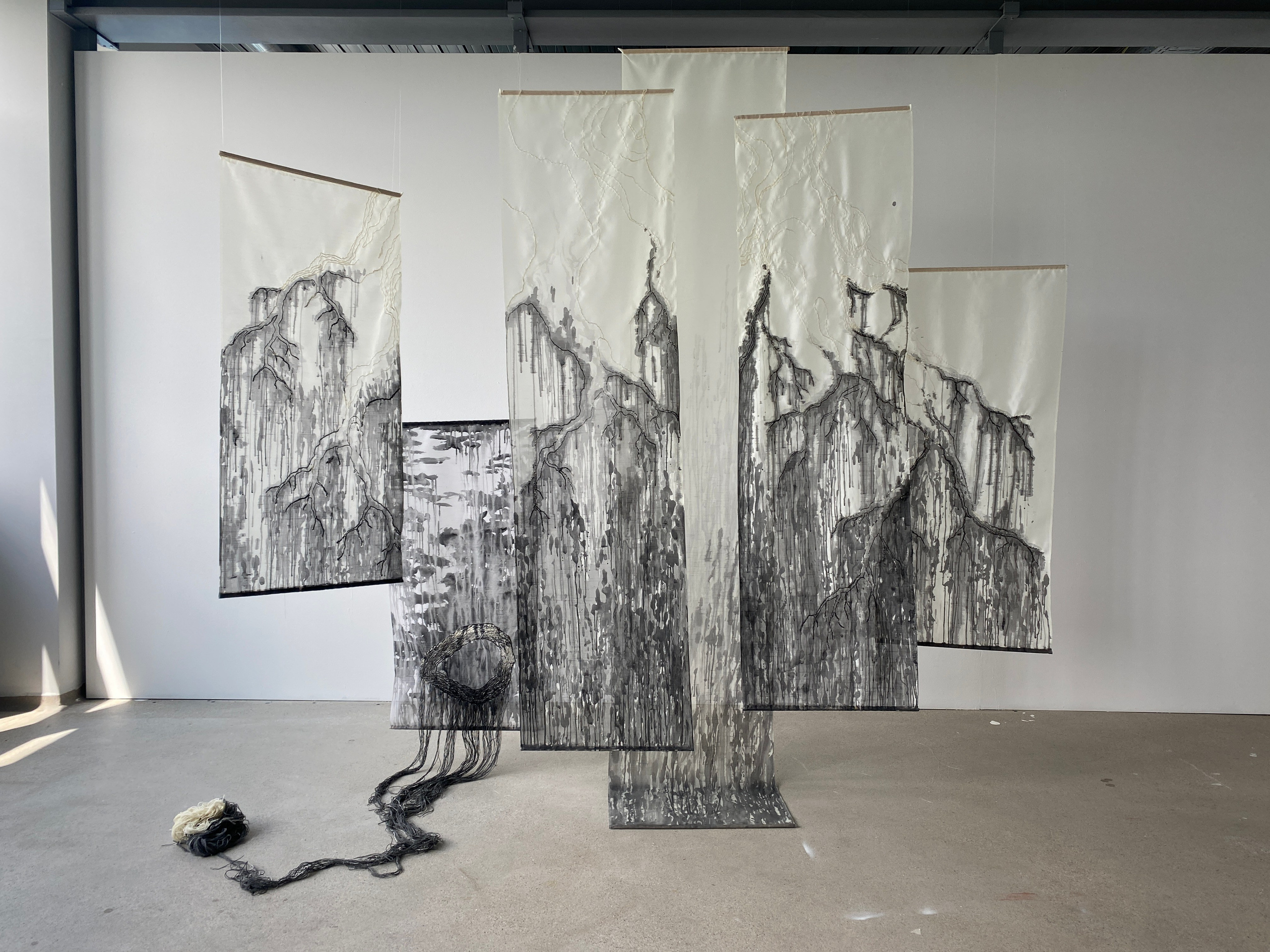 Tissu funéraire, fil de laine, encre Installation variable