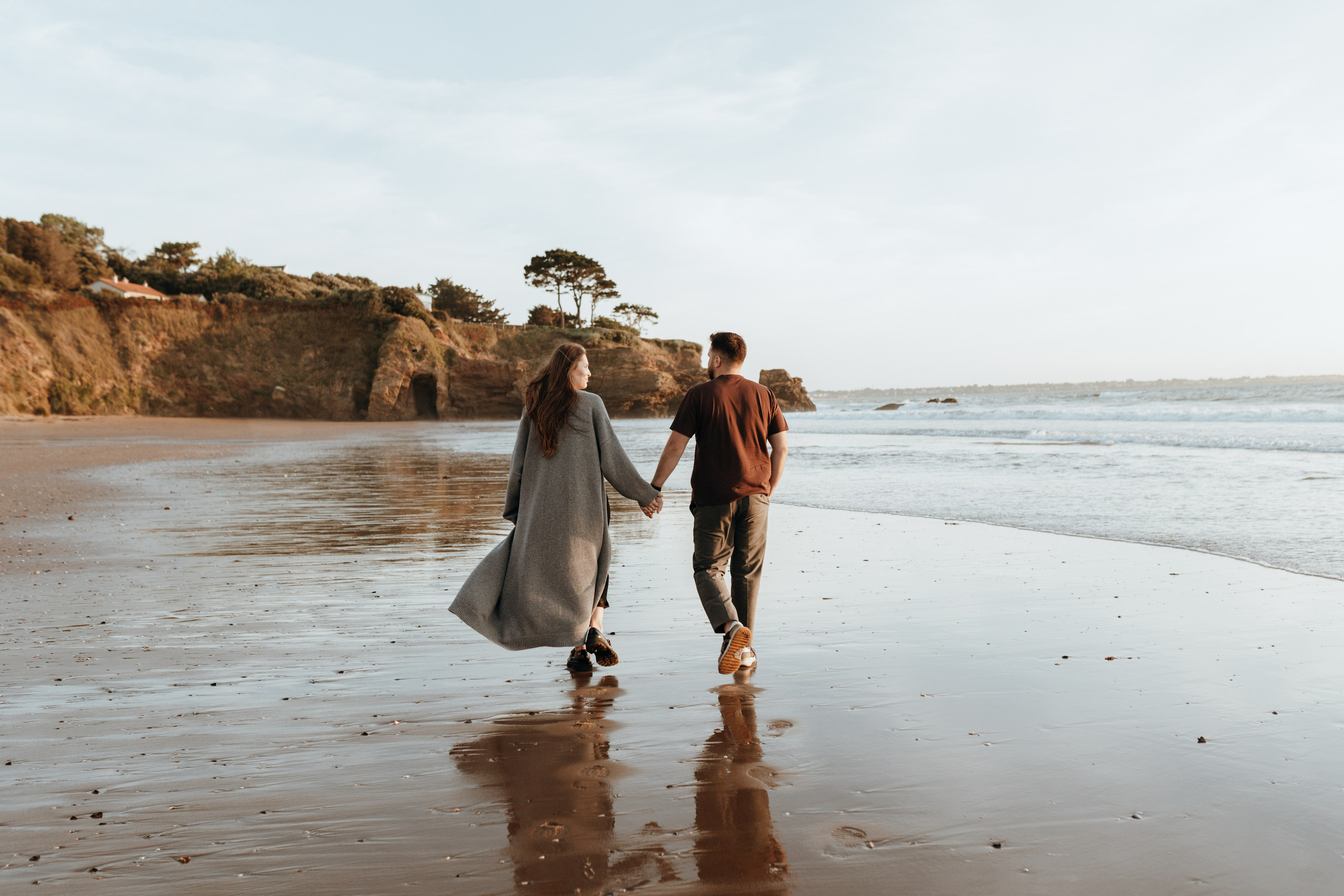 Sunset maternity photoshoot. Annah Louwagie — Lifestyle photographer for couples, families & brands | France & worldwide