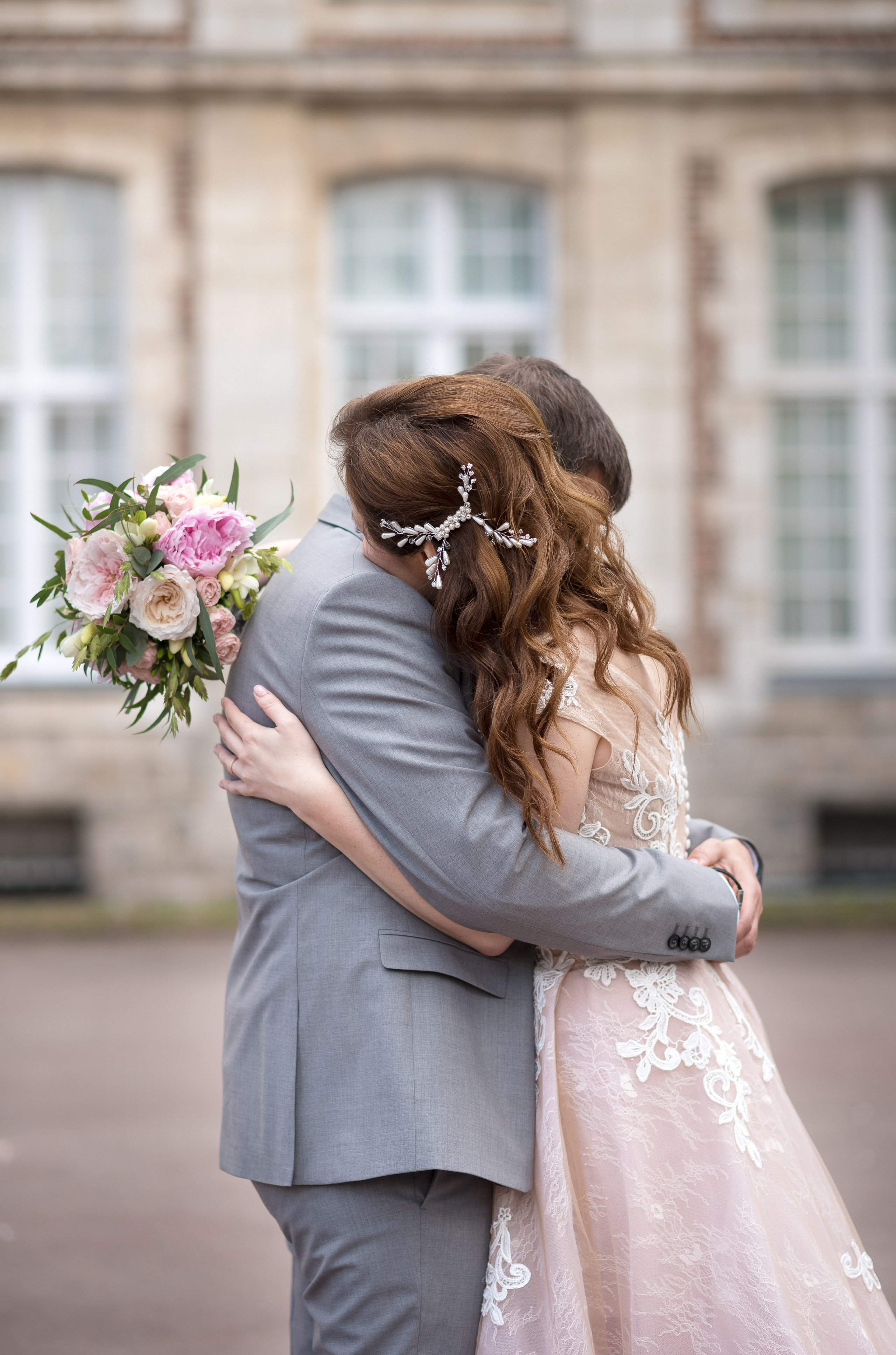 Marié et mariée dans le jardin du Château de Cheverny