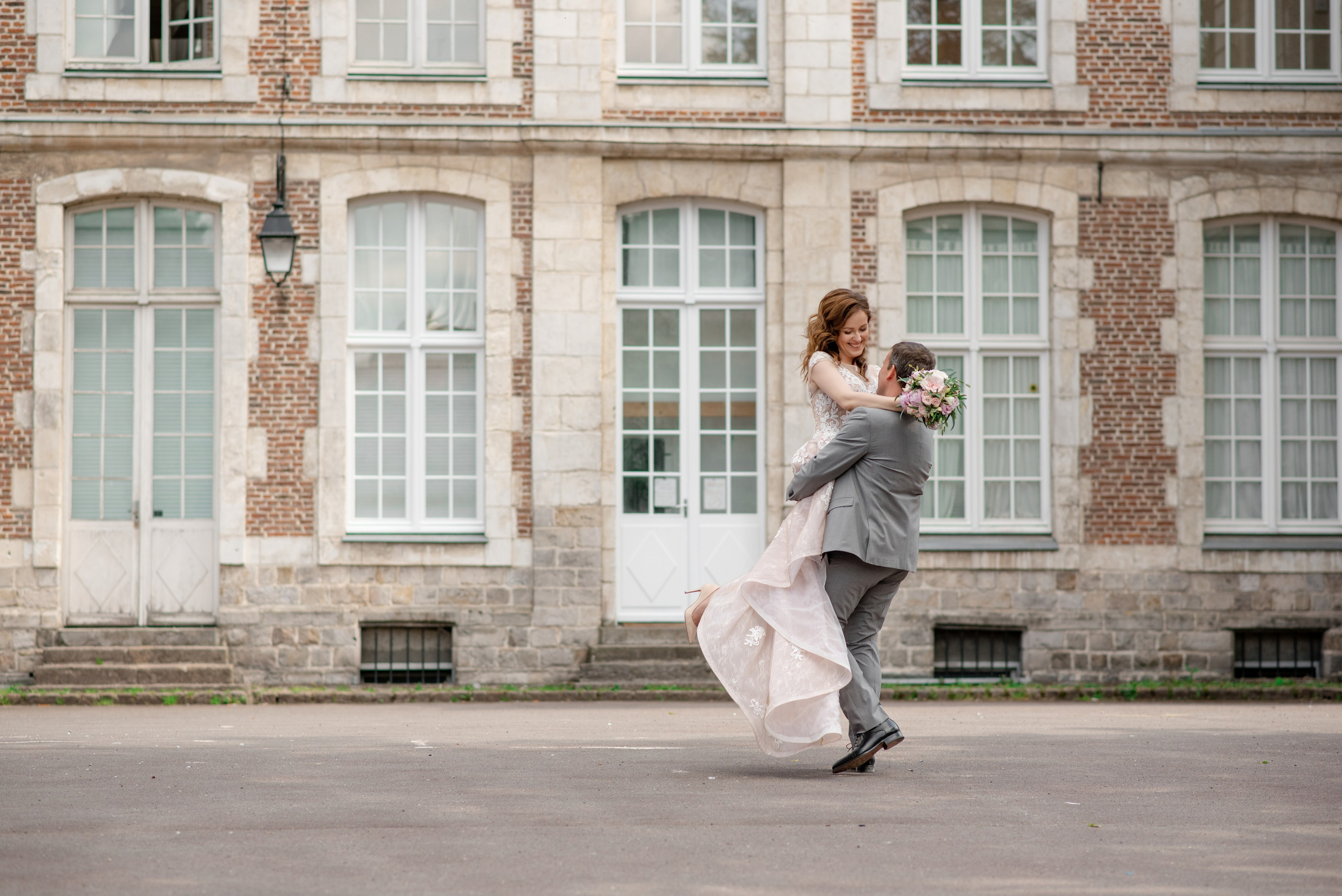 Couple marié dans le vieux quartier de Bordeaux
