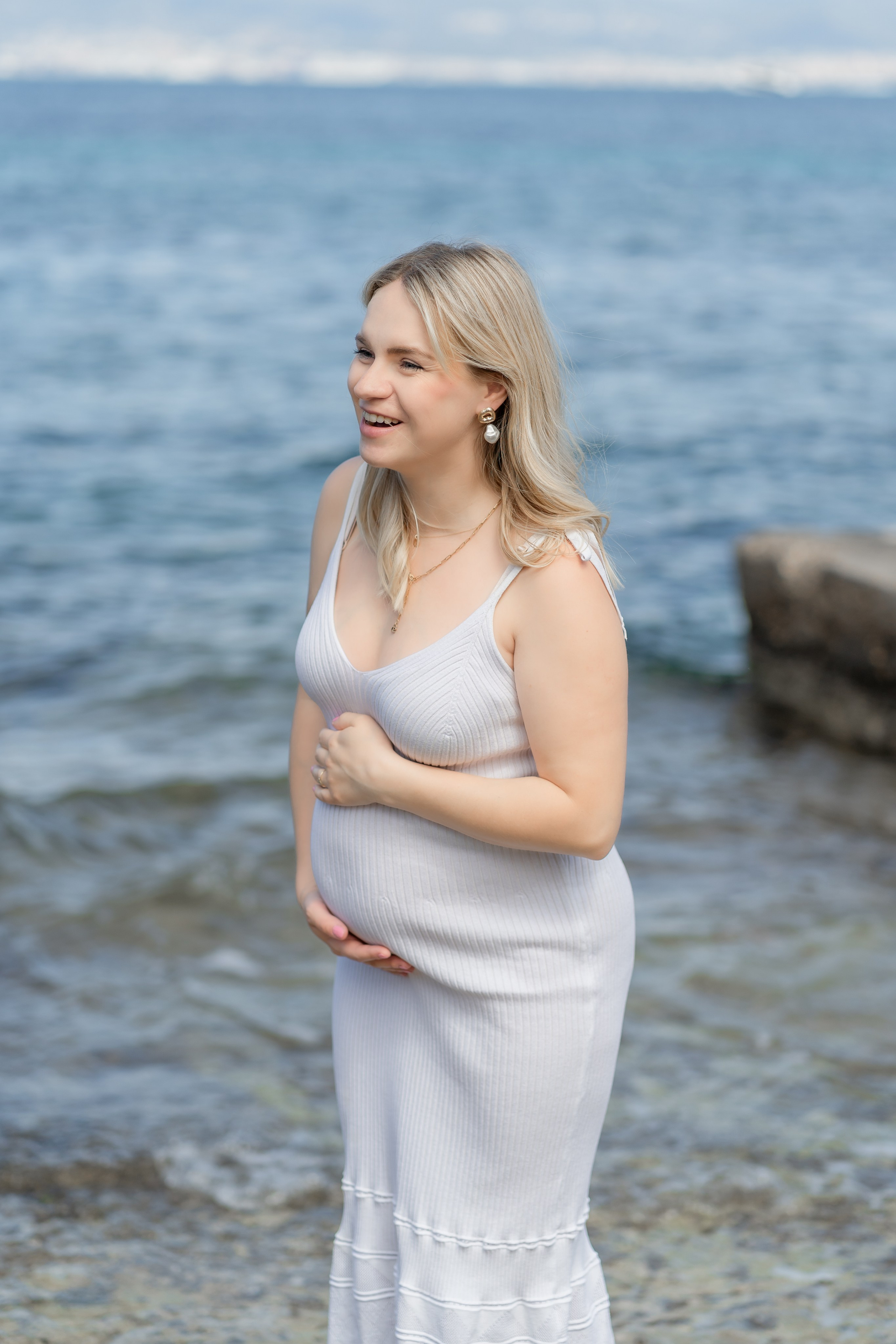 Babybauch-Shooting am Meer auf Mallorca mit Familie. Deine Fotografin auf Mallorca für Familien und Business