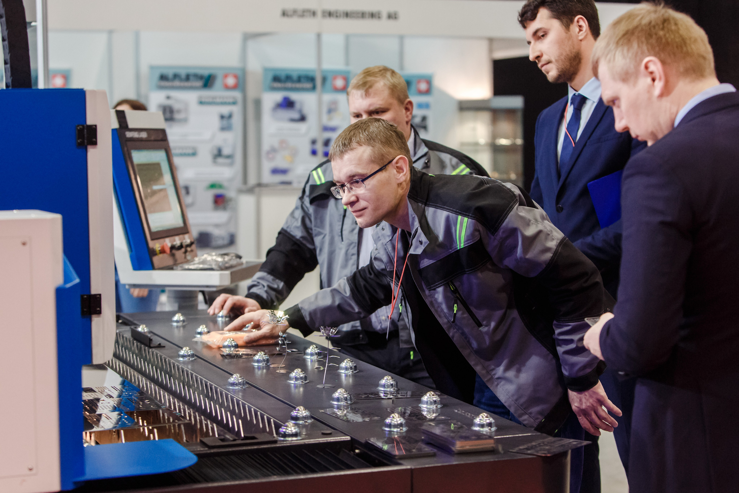 Exposición de Ingeniería Mecánica. Fotógrafo de retrato, familia y reportajes en Valencia | España | Europa Vitalii Lumier