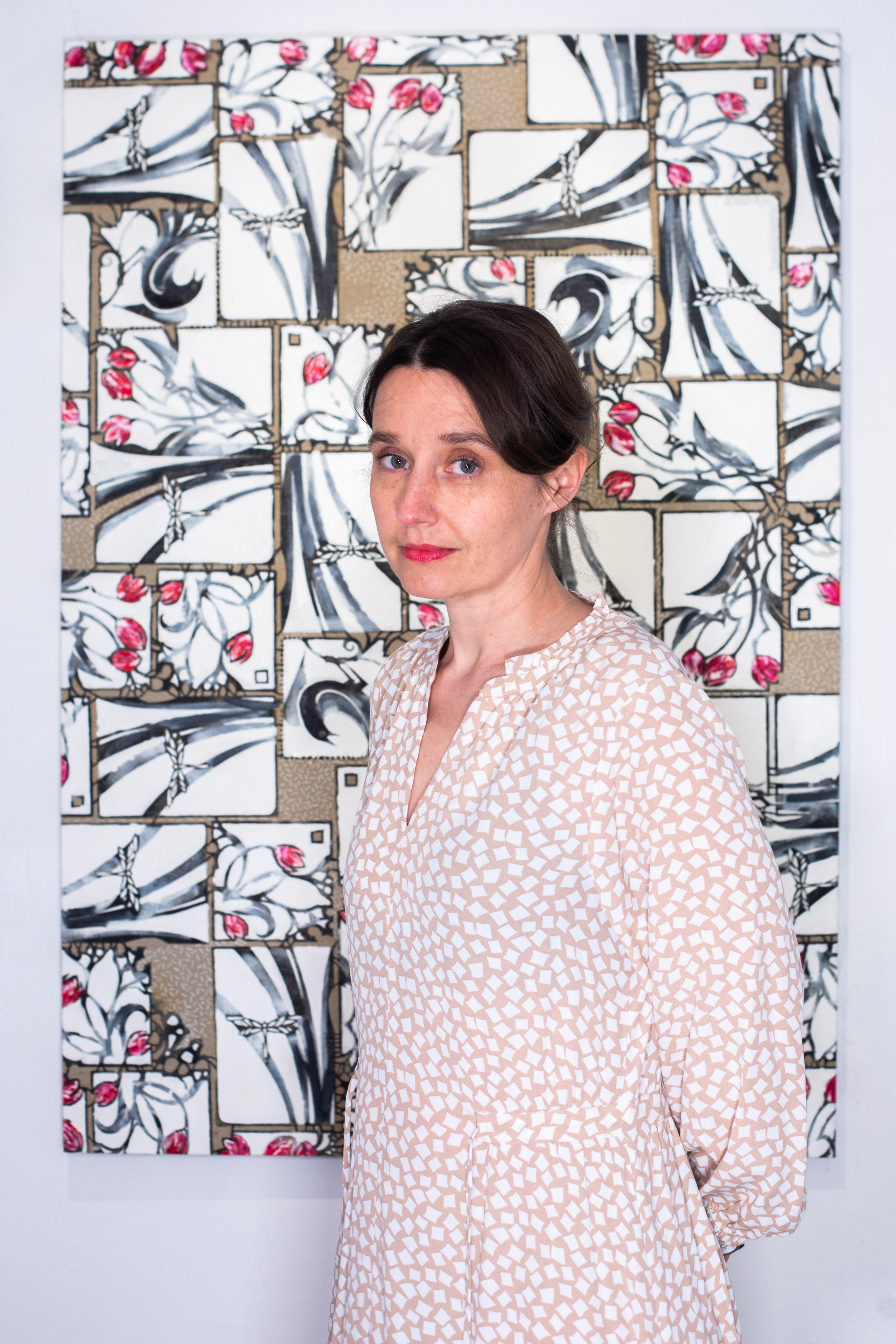 “Merli e Tulipani”, tecnica mista su tela, pattern modulare floreale, dialogo tra segno grafico, ricamo e olio bianco materico applicato a spatola, contrasto tra merli neri e tulipani rossastri, equilibrio tra leggerezza visiva e presenza pittorica. Artista Nadia Kuprina 