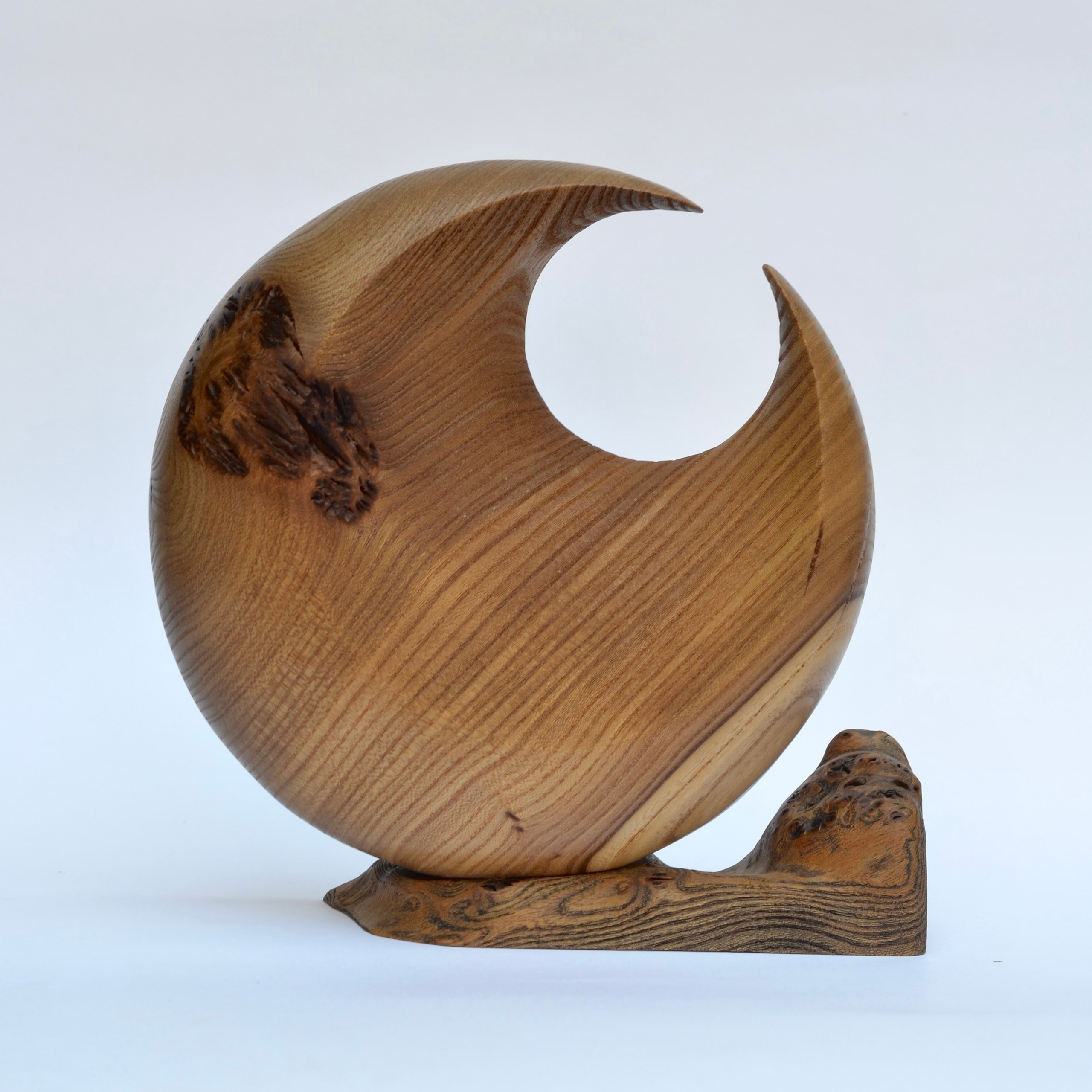 Вид снизу. Резьба по дереву. Уникальные декоративные скульптуры для интерьера