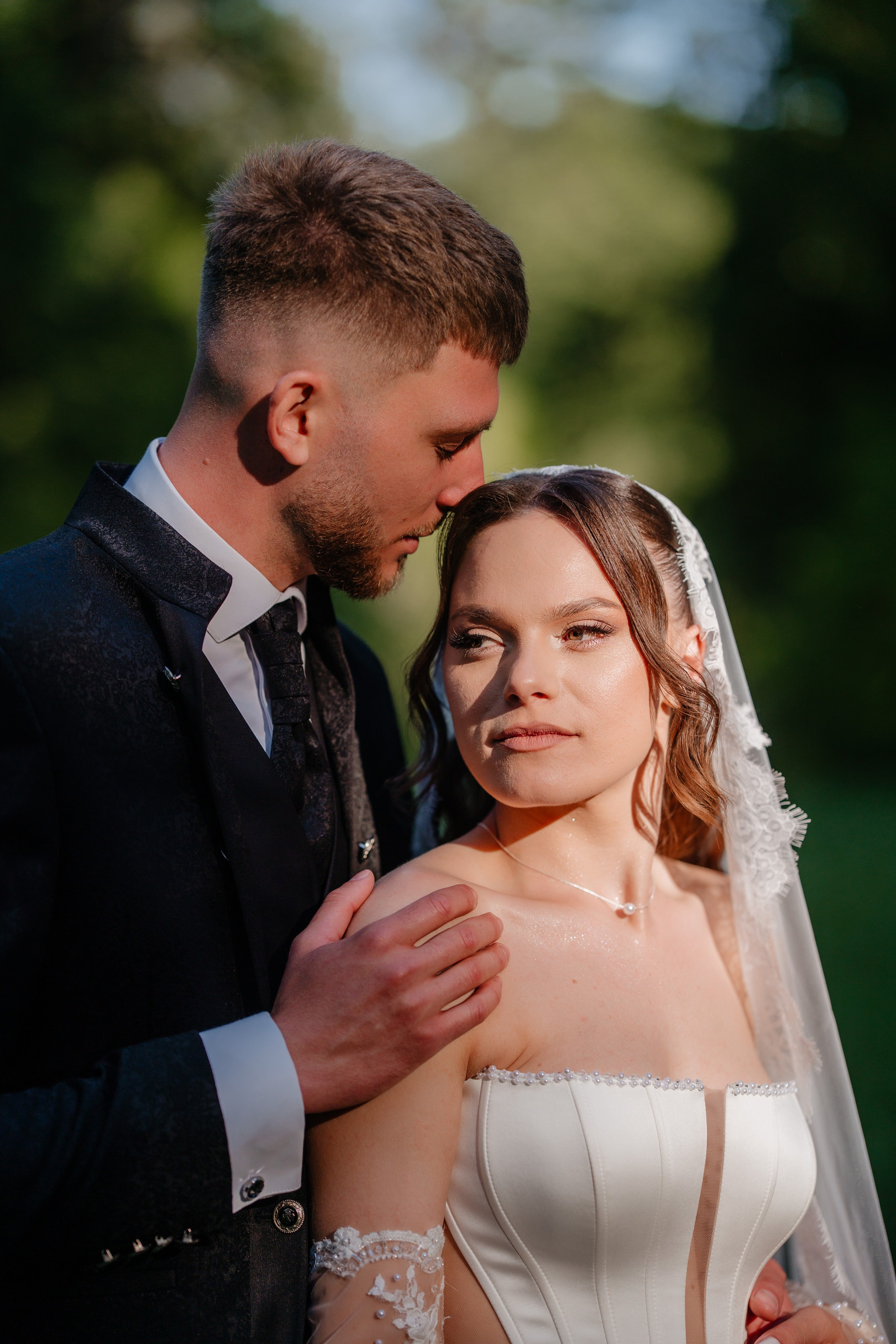 Portret romantic cu mirii pe scările de la Castelul Ghika