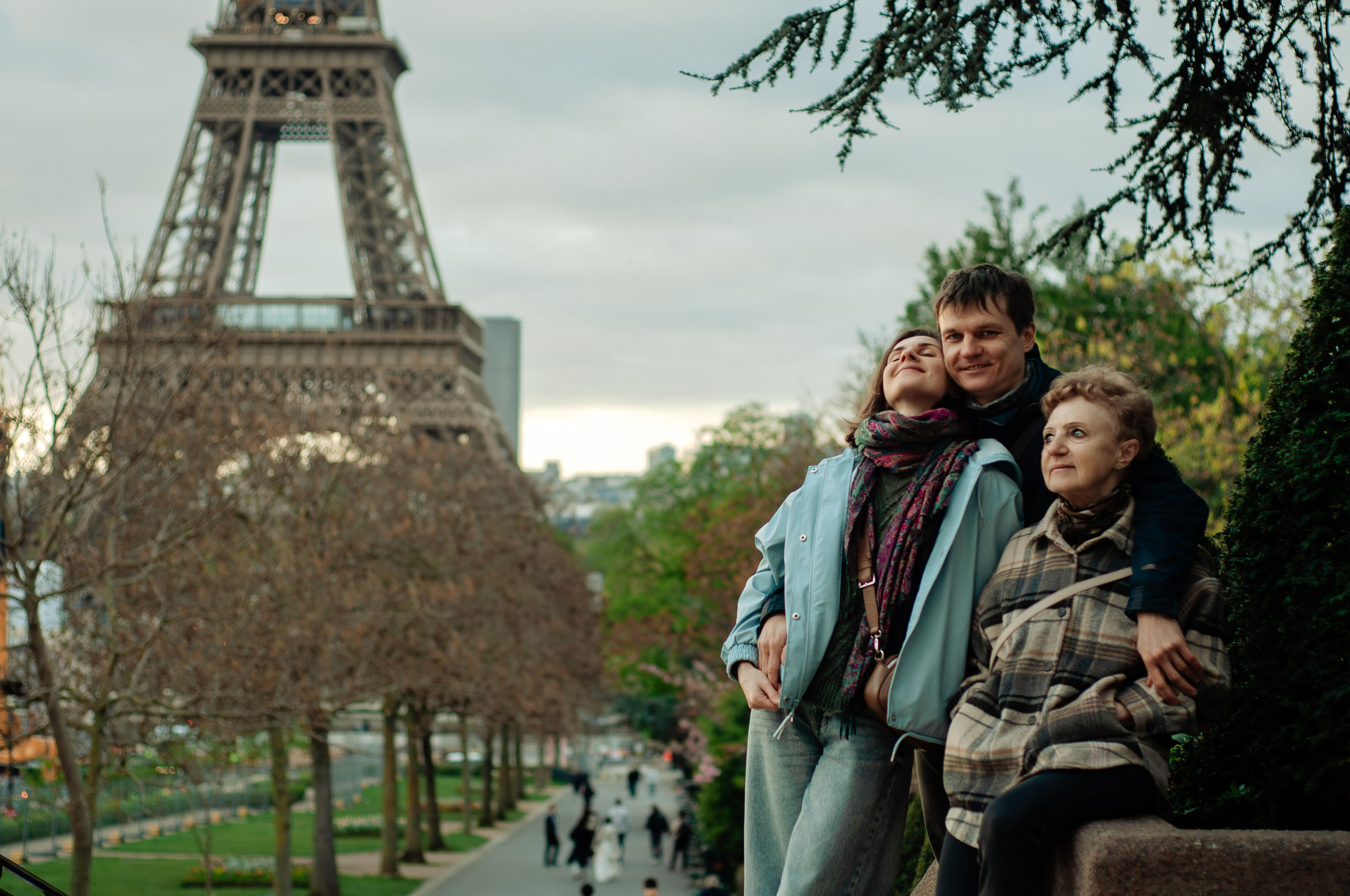 Family photoshoot at the Trocadero. Paris photographer — Polina Osipova
