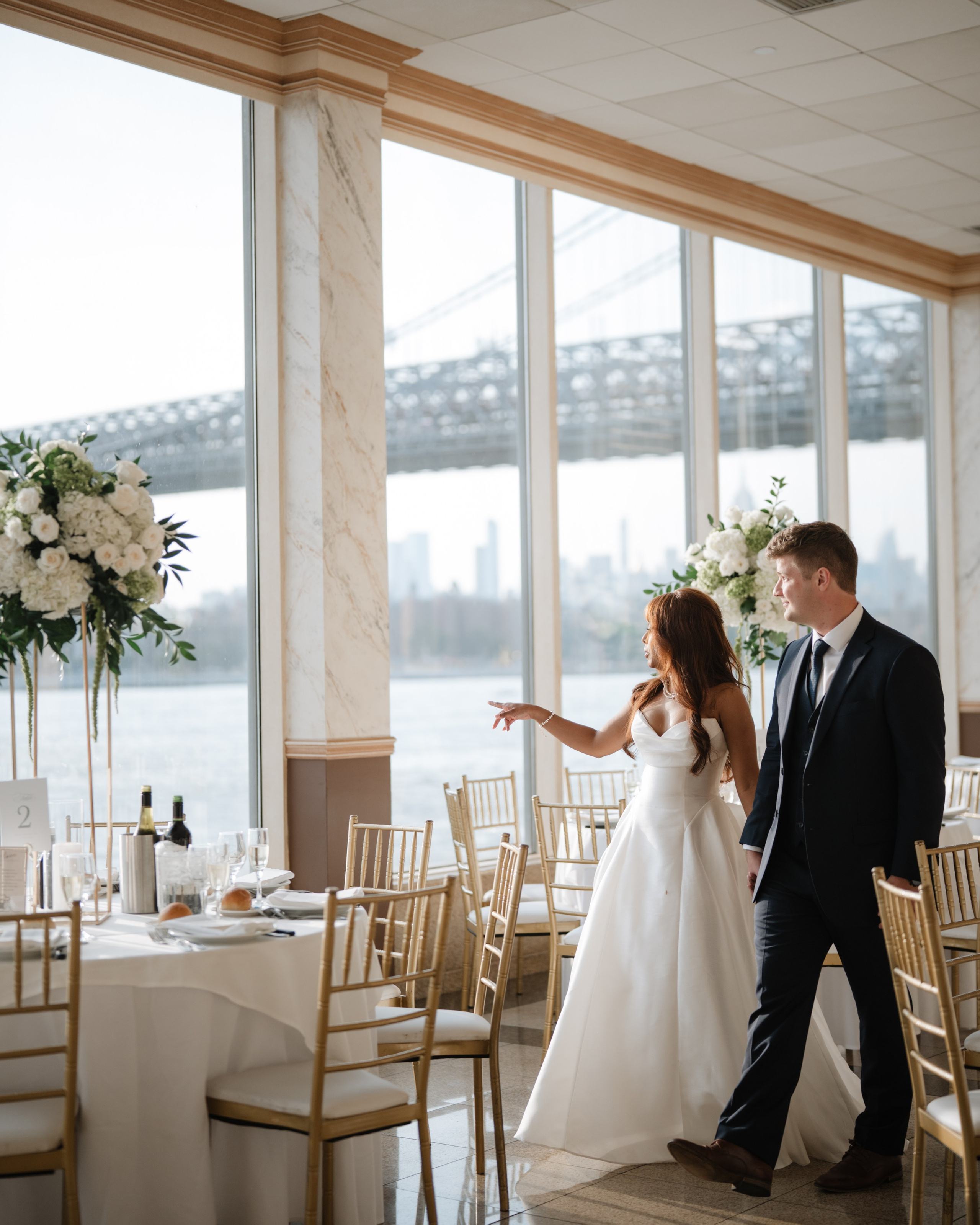 A wedding with a view of the Williamsburg Bridge. Portrait and wedding photographer in New York