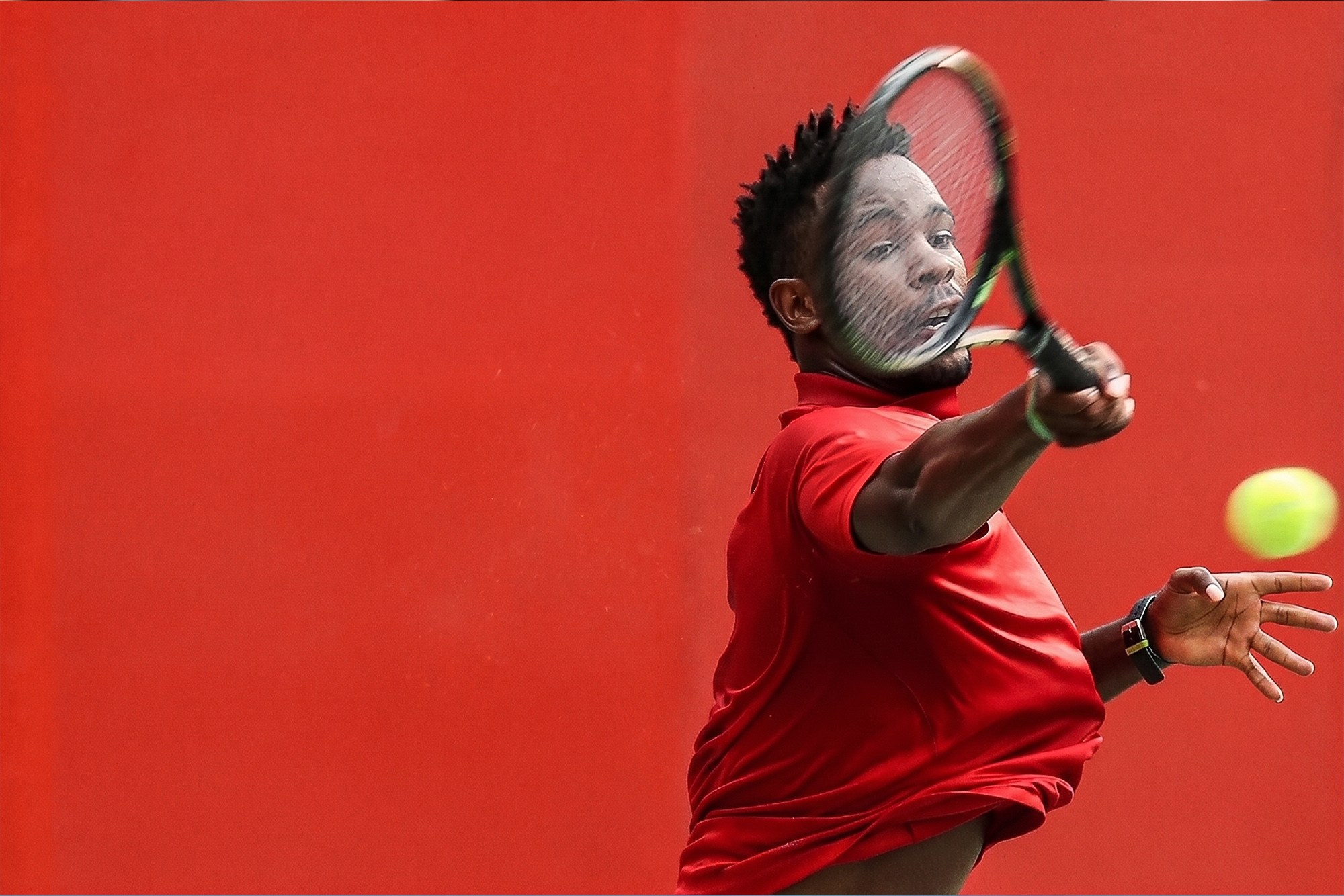 Tennisçi oyun zamanı tennis topuna forehand zərbəsi vurur. Bakı 2017 İslam Həmrəyliyi Oyunları.