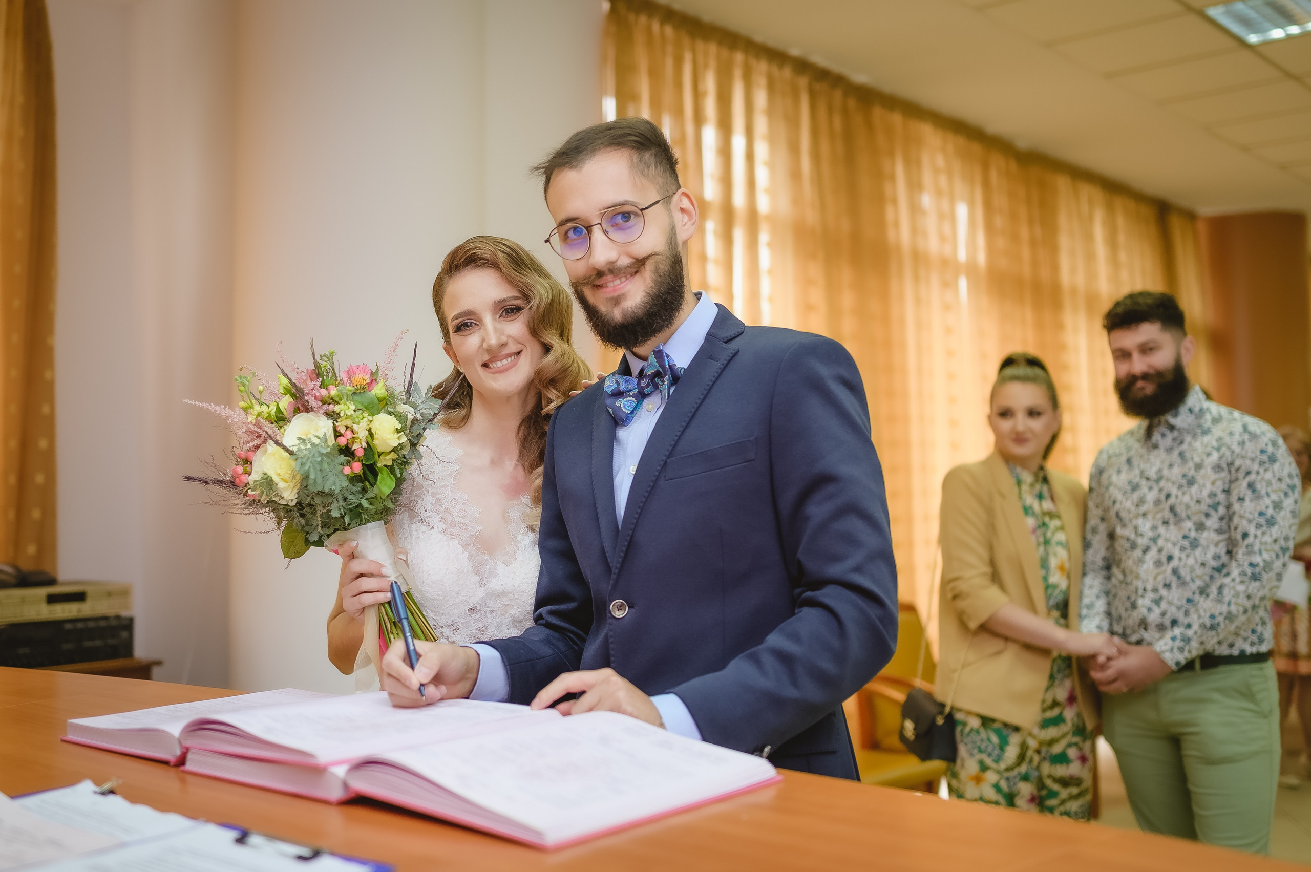 cuplu în timpul cununiei civile București lumină naturală