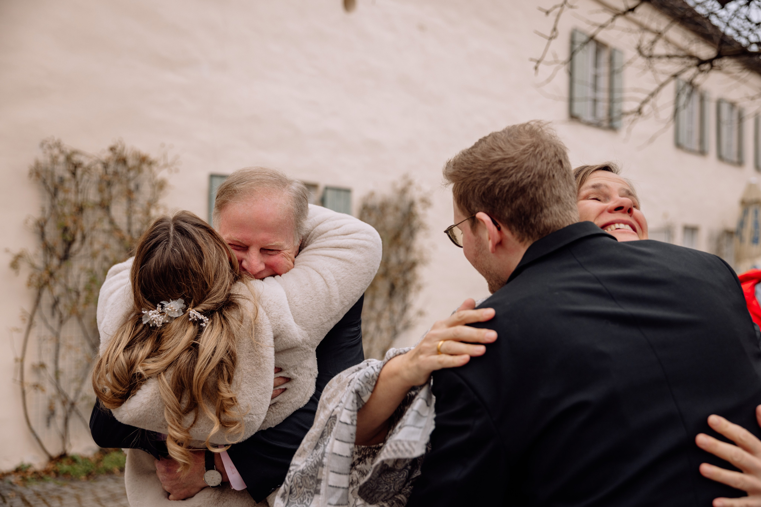 Gäste gratulieren dem Brautpaar