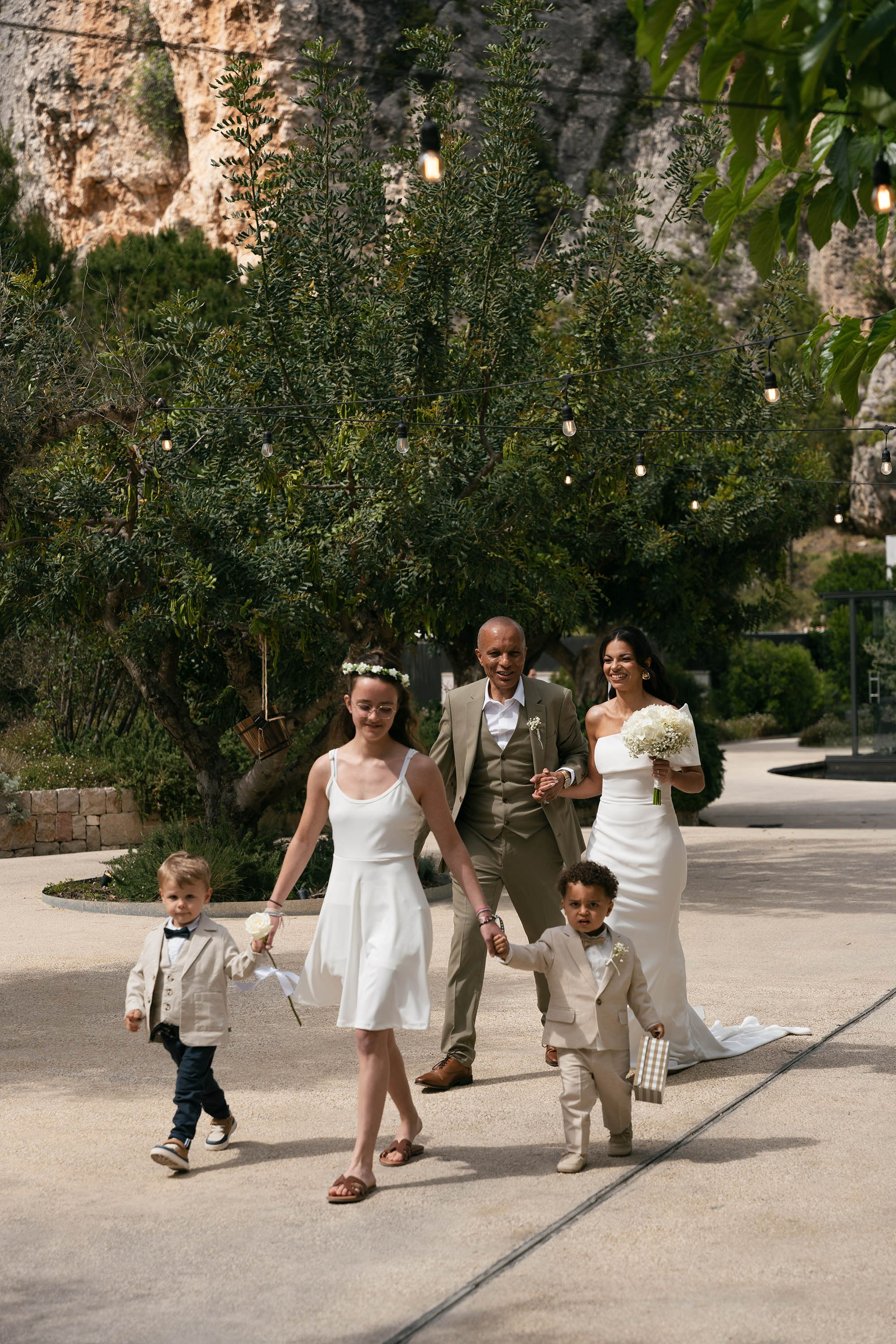 Sarah and Theo — VIVOOD. Fotógrafos de bodas de destino y creadores de contenido con base en España