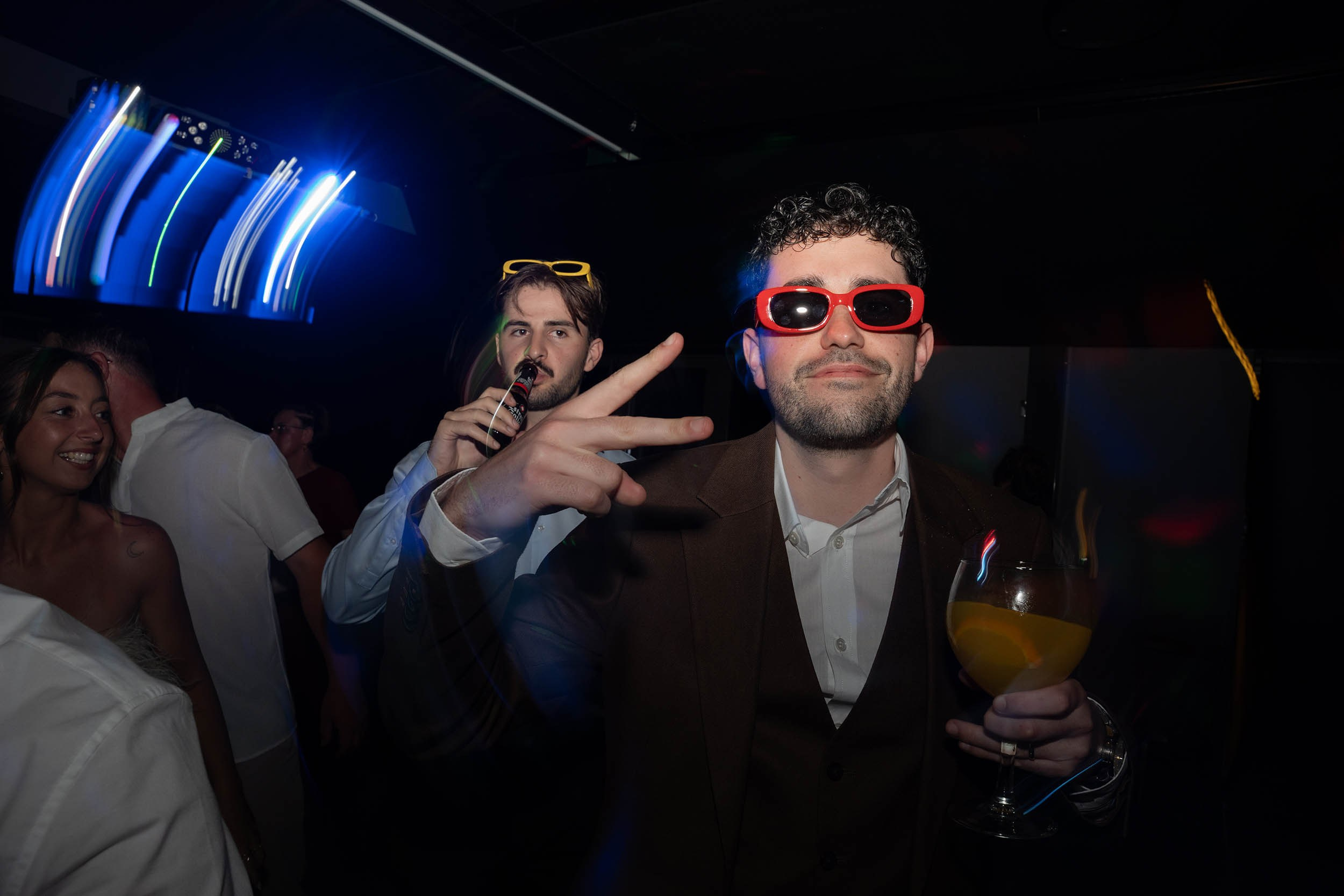 Sarah and Theo — VIVOOD. Fotógrafos de bodas de destino y creadores de contenido con base en España