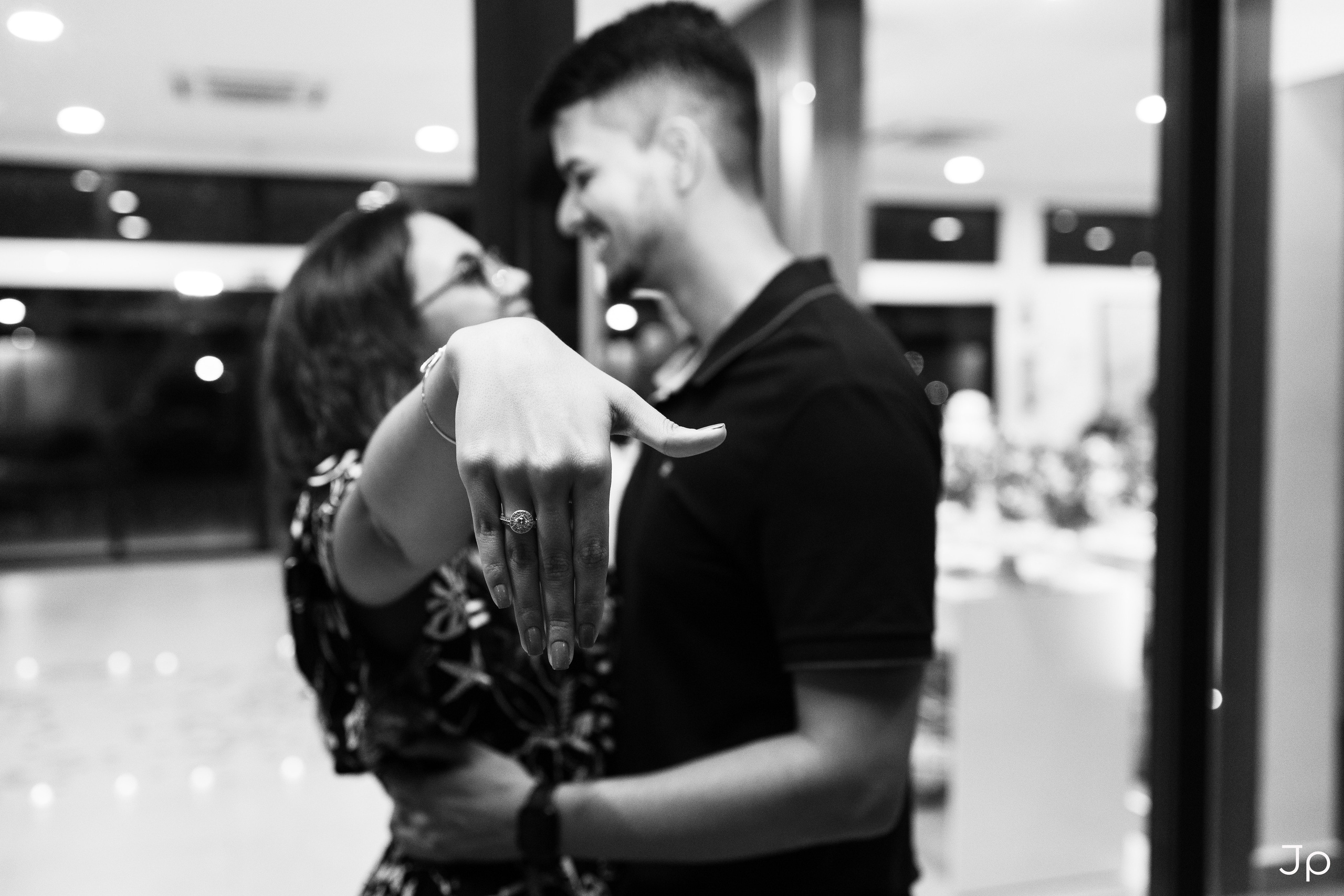 Casal sorrindo em preto e branco.