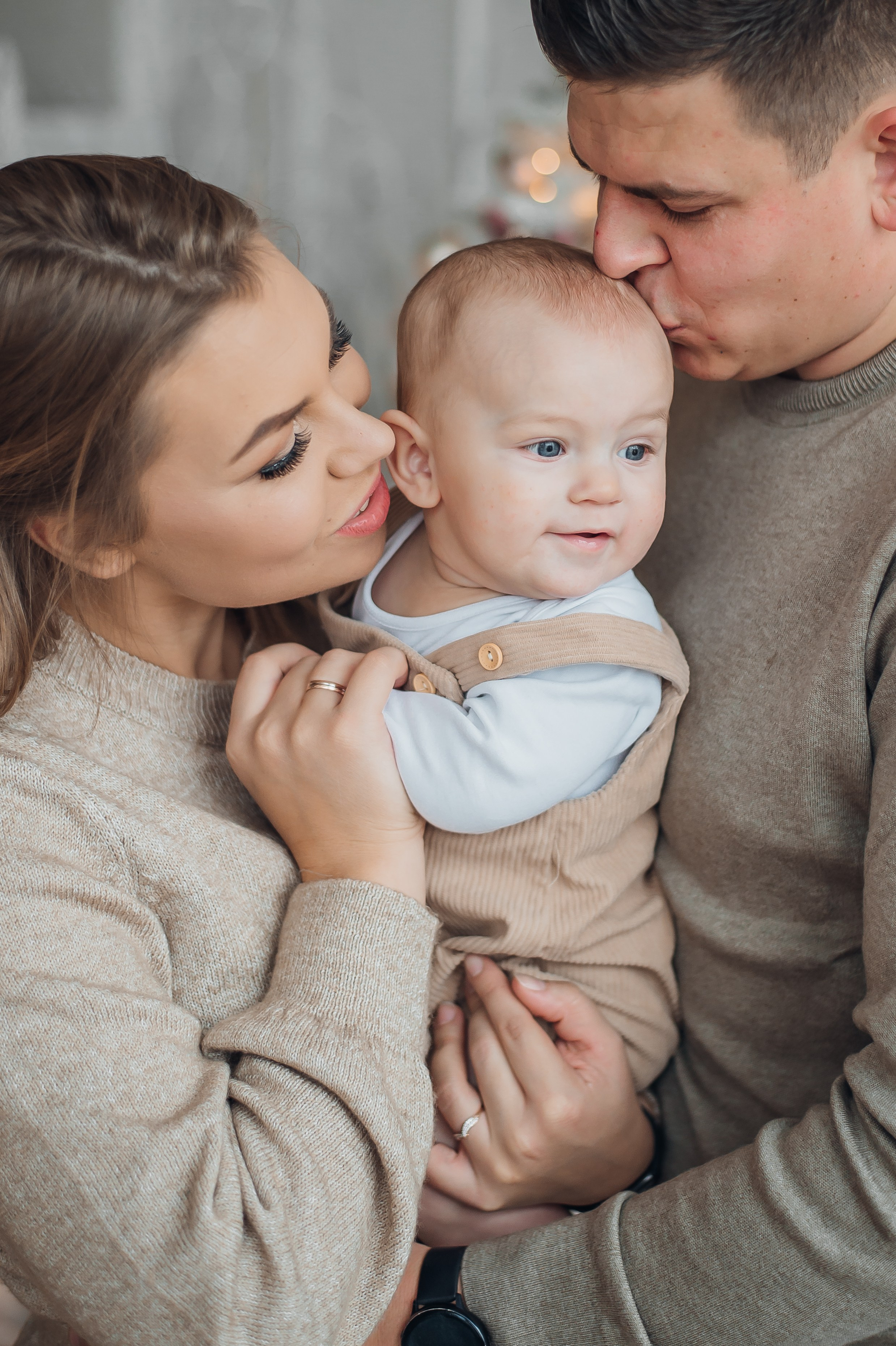 Fotosesijos studijoje. Aukse Stravi fotografė