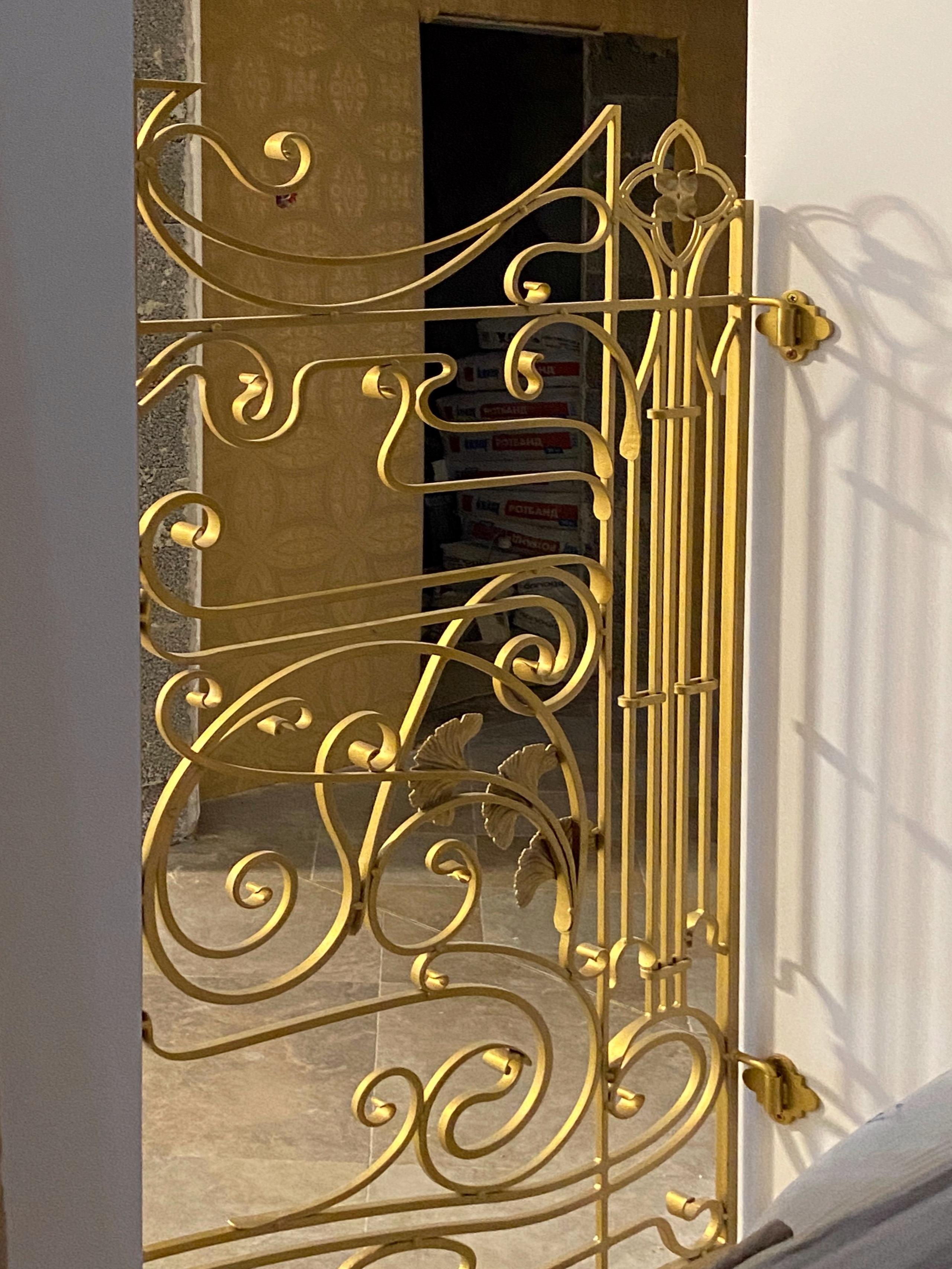 Врата и ограждения в домовом храме в честь Святой Живоначальной Троицы Епархиального дома Слуцко-Солигорской епархии имени Митрополита Филарета (Вахромеева), первого Патриаршего Экзарха всея Беларуси в городе Слуцк Минской области Беларуси. 2023. Сталь, худож. ковка, лазерная резка, сварка.