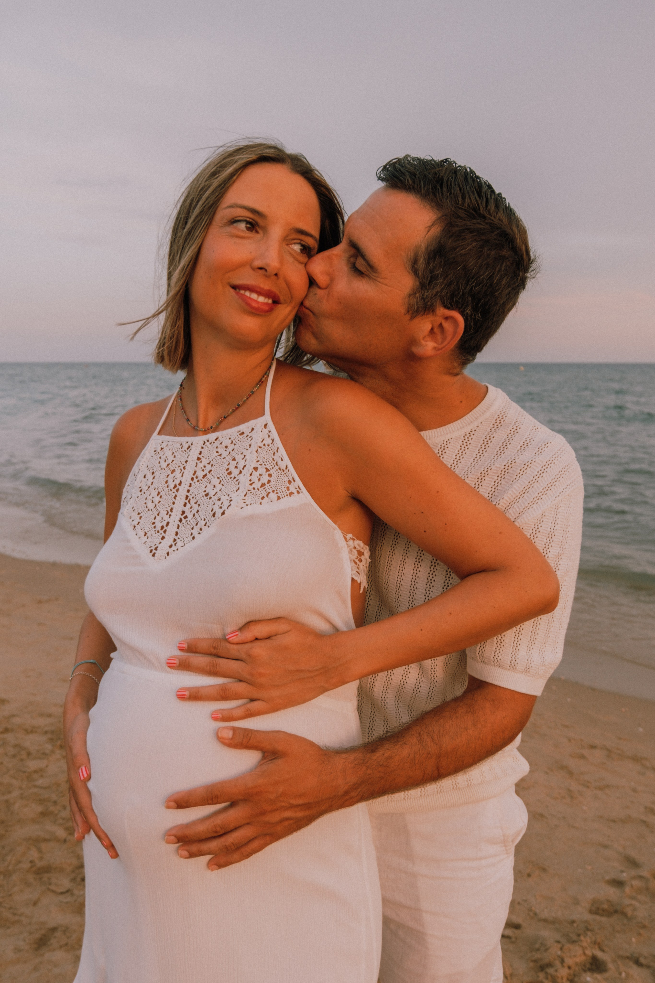 Sesión embarazo en la playa. Fotografía profesional en Calafell - Elena Medvedeva