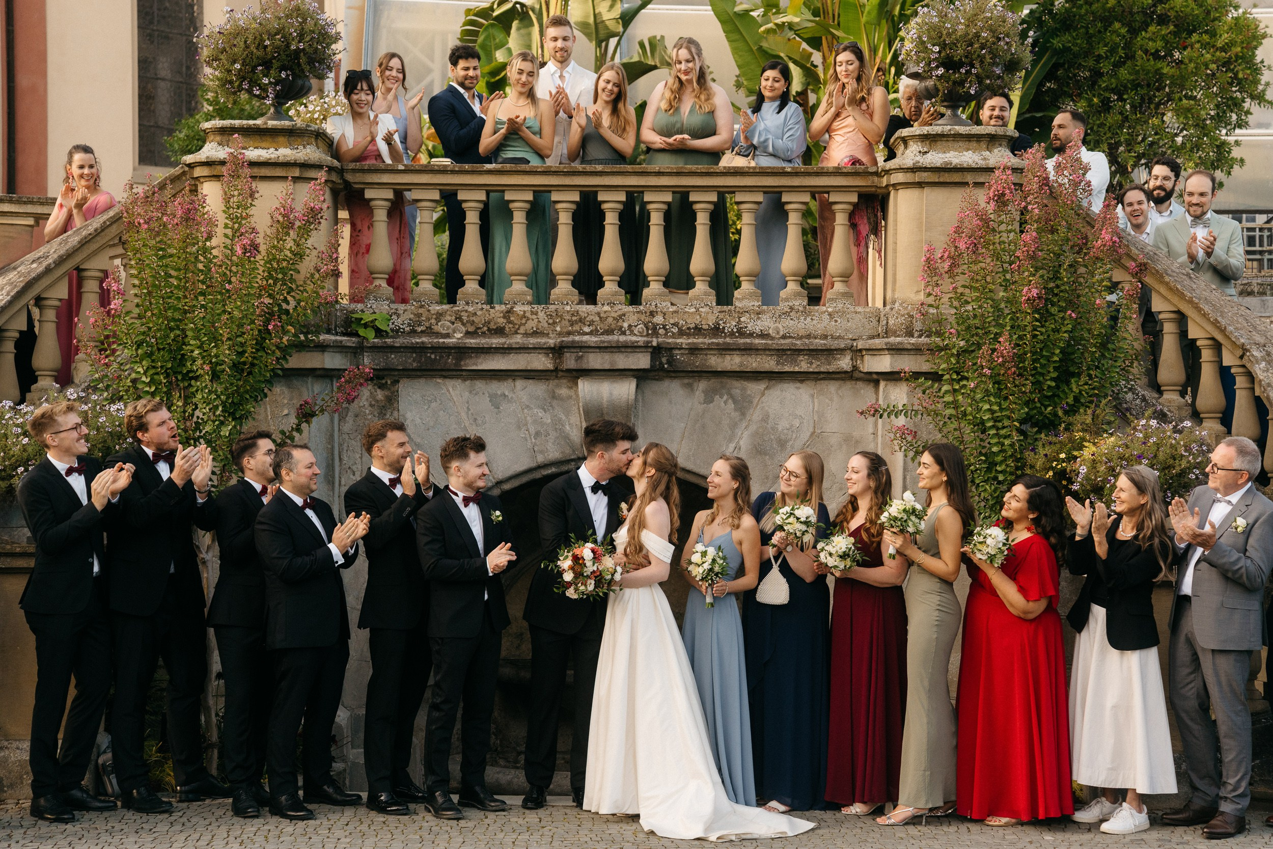 Gruppenfoto der Hochzeitsgäste im Rosengarten Insel Mainau