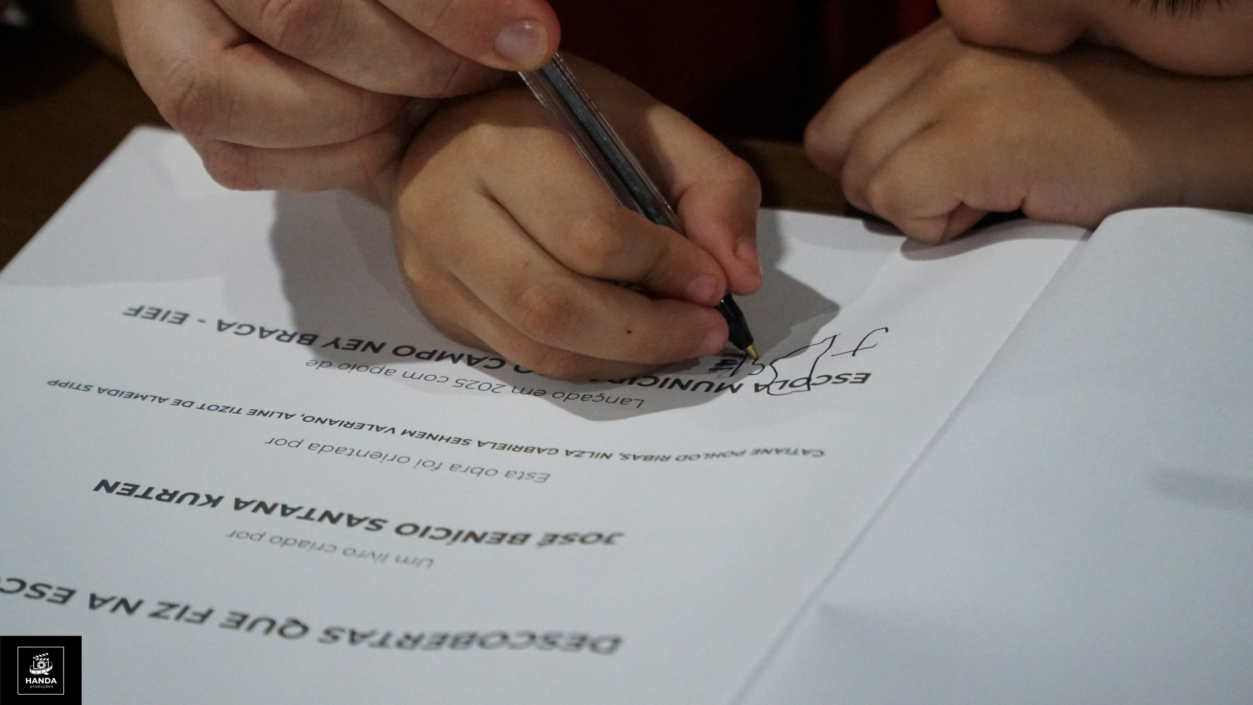 Noite autógrafos colégio Aurélio Buarque de Holanda. Handa Produções