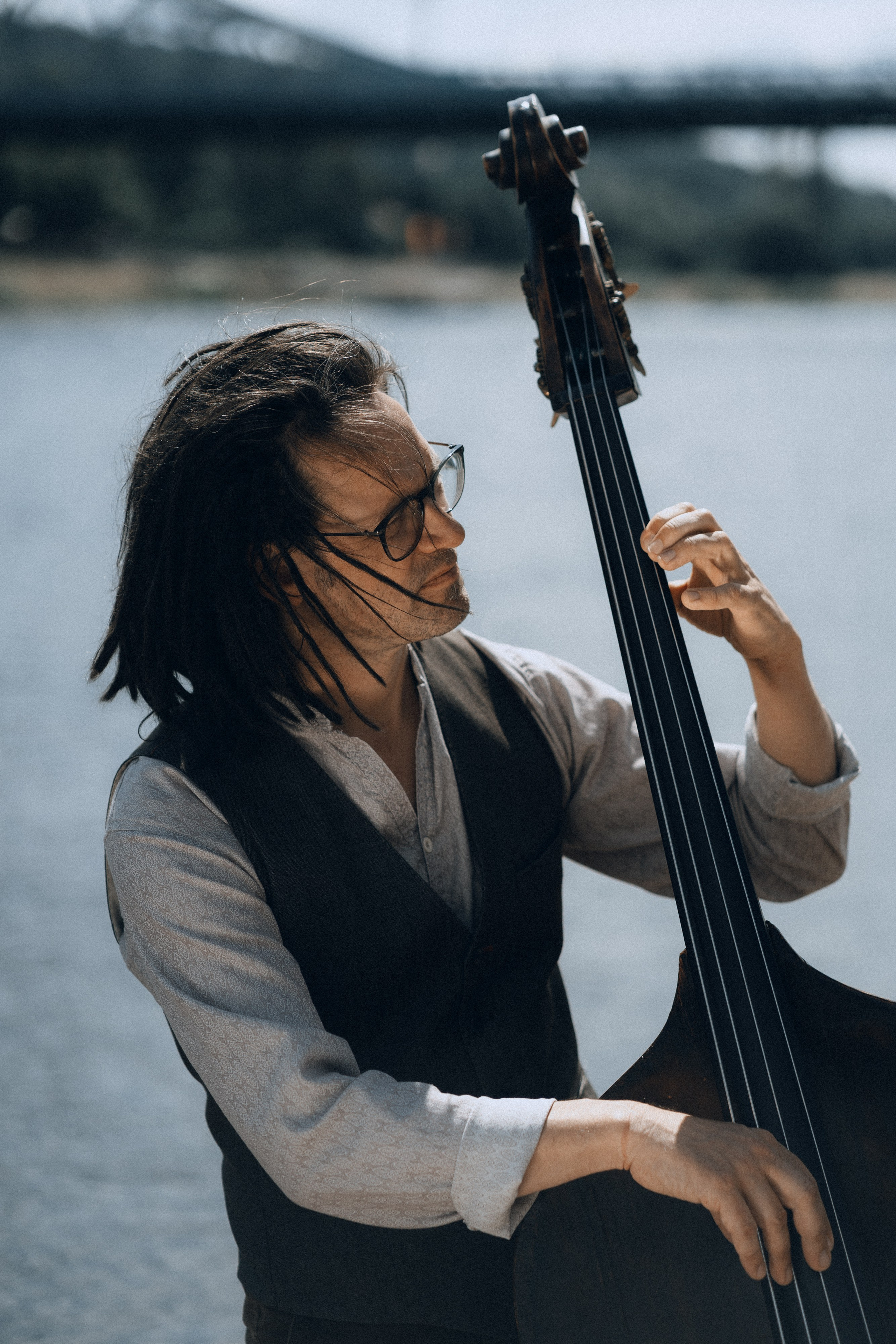 Musiker spielt Kontrabass im Freien, Band Ziganimo