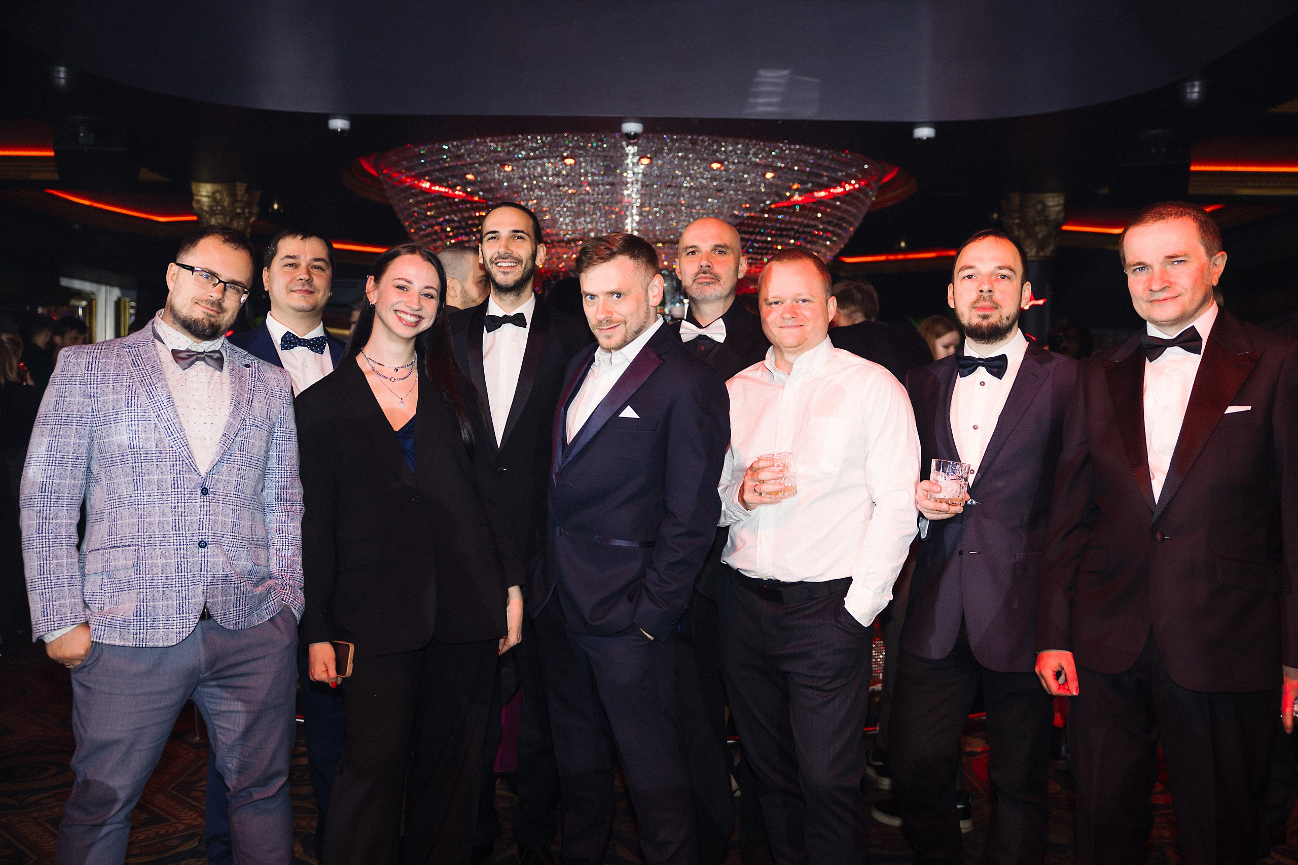 Новогодняя фотосессия в стиле «Оскар» для компаний — свет софитов и звёздные кадры. Евгений Тимофеев | Свадебный и контент-фотограф и видеограф в Риге