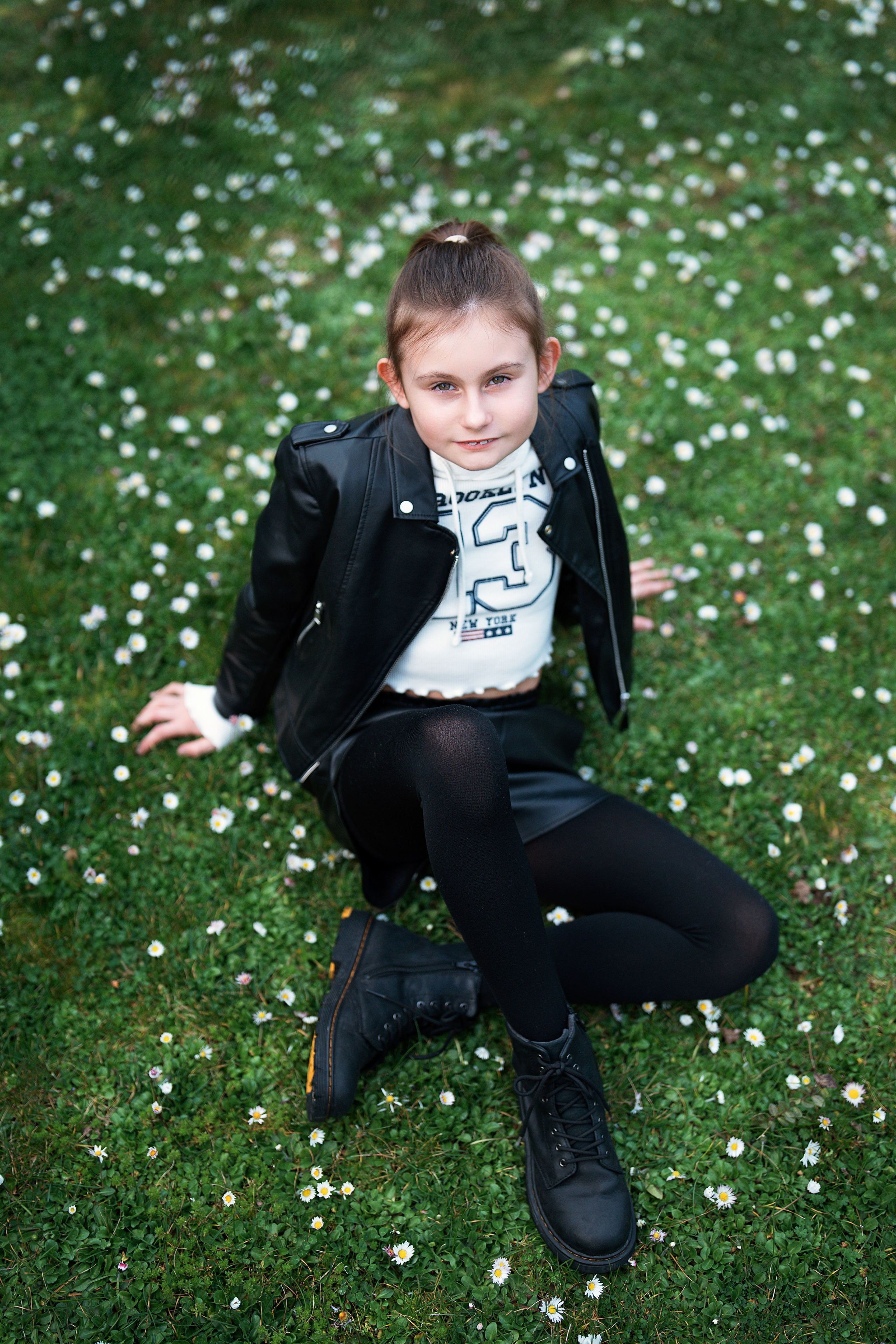 Zwischen Gänseblümchen. Familien, Portrait und Konzeptualfotografie in Genf, Schweiz