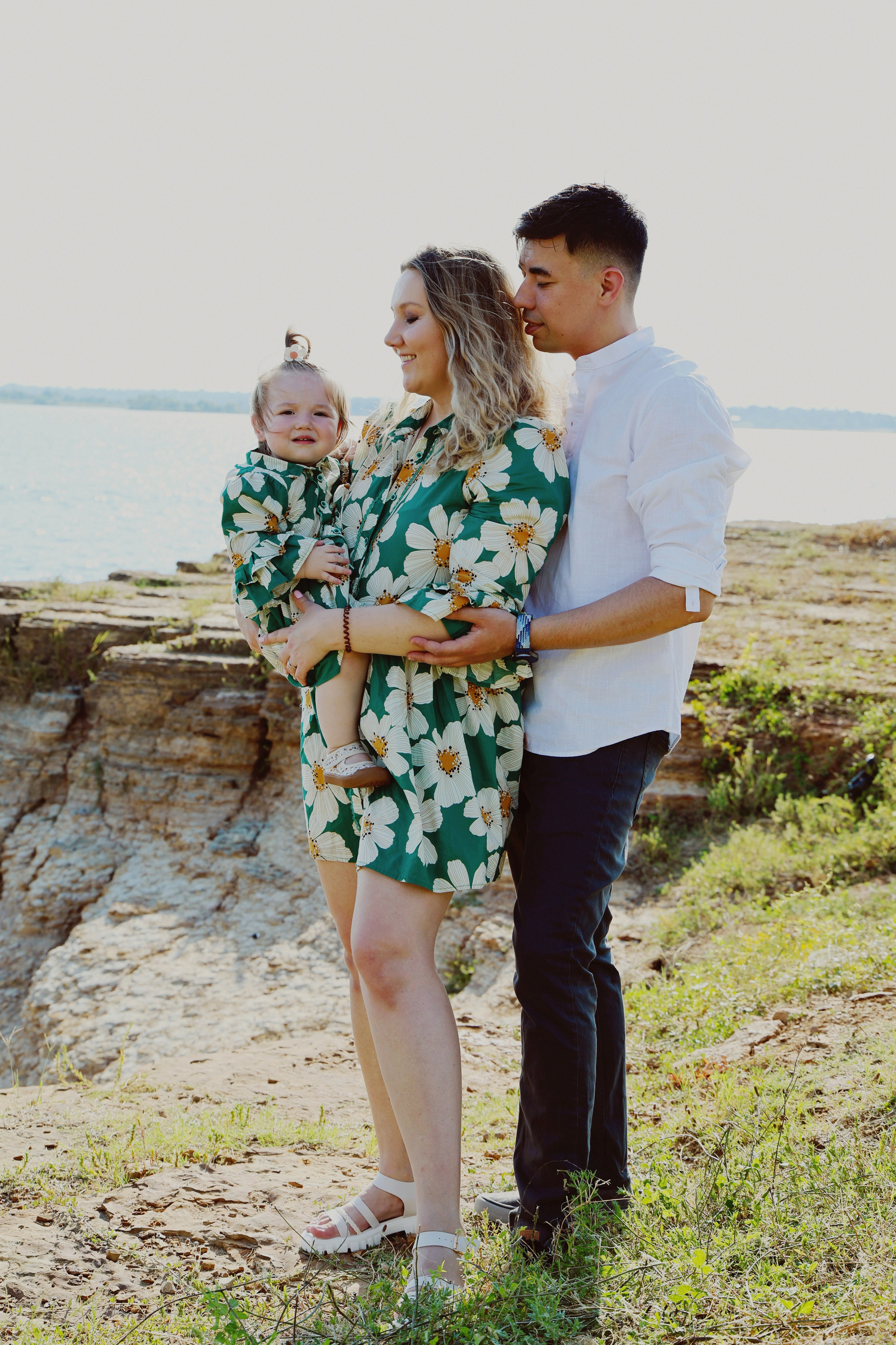 Baby Family Photoshoot – Outdoor Family Photography with Infant or Toddler. Lana Petrychenko — Portrait & Family Photographer. Valencia, Spain