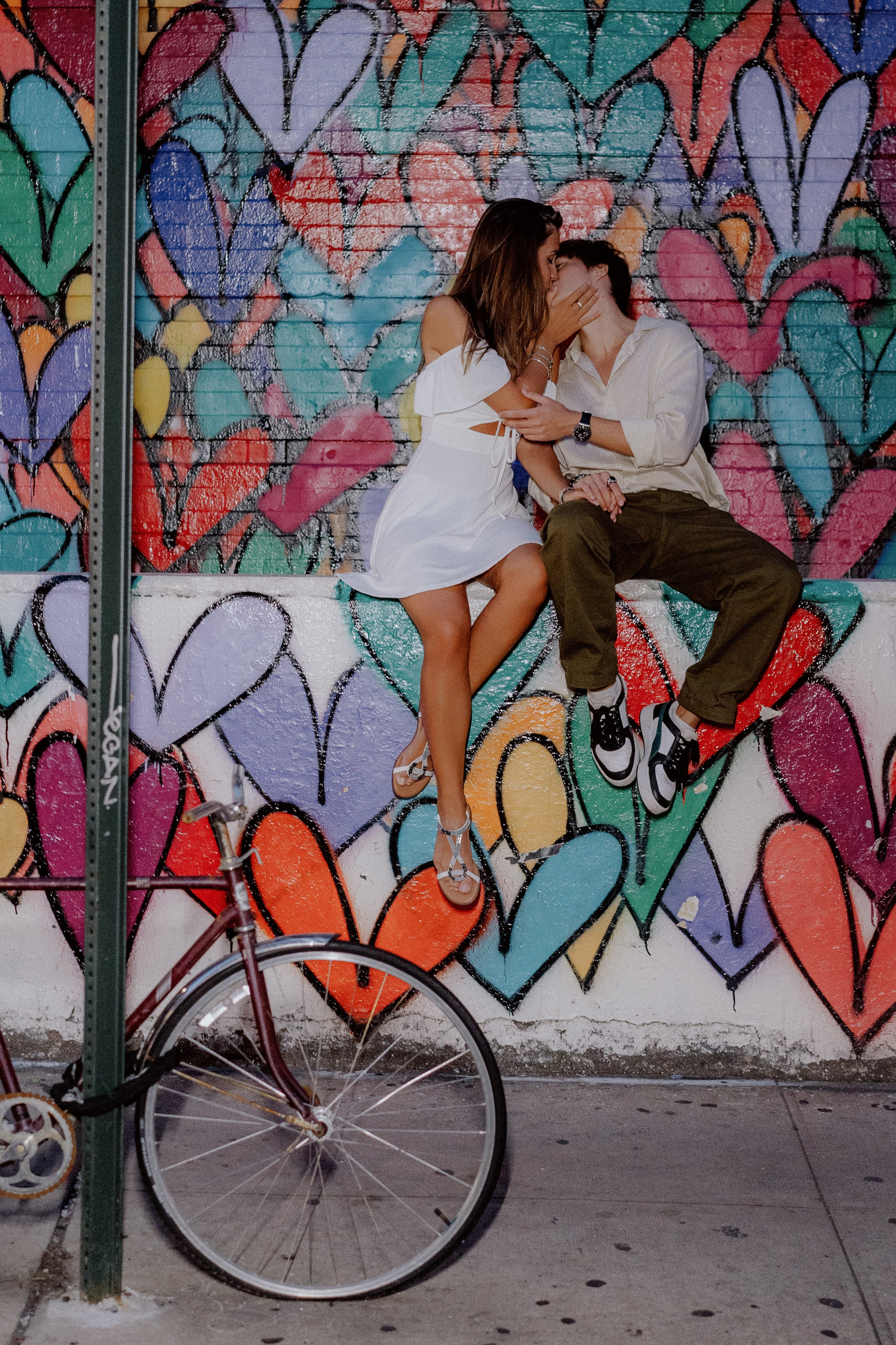 Couple in the night city. Videographer and photographer in New York // MAKAROV.VIDEO