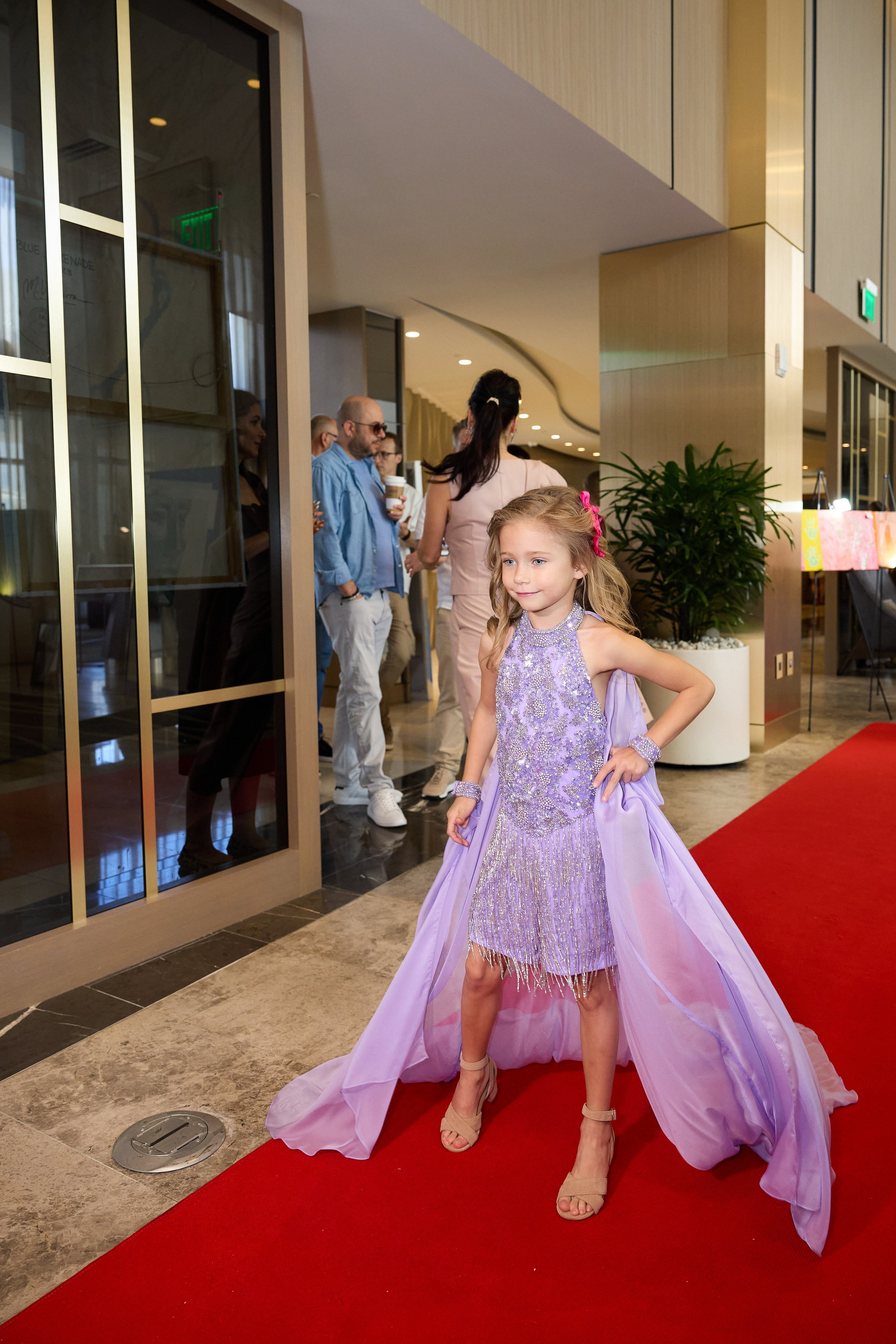 Авторская благотворительная художественная выставка Дианы Бортник. Фотограф Юлия Маковеева