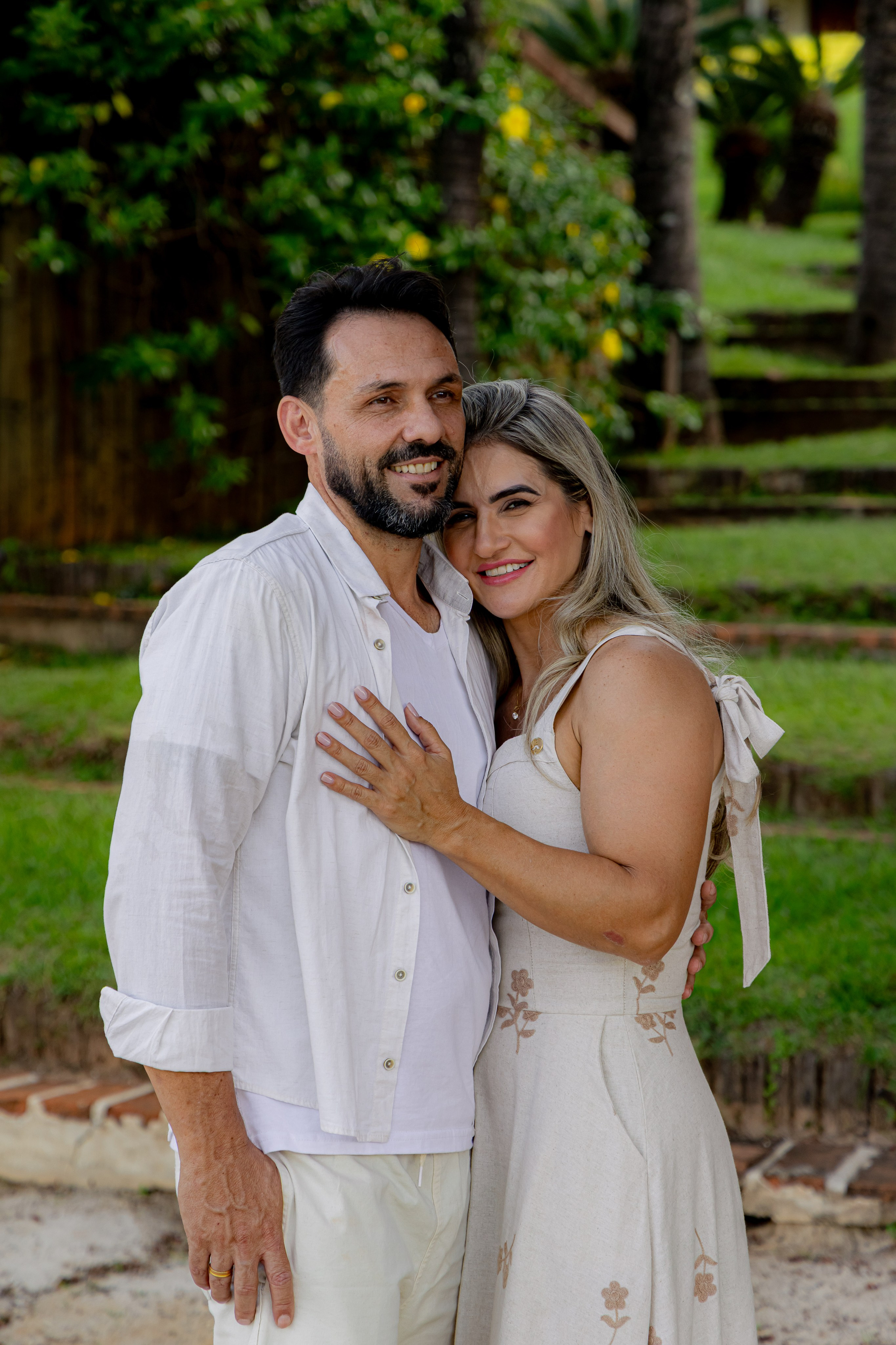 Ensaio Pré-Wedding no Interior Paulista com Lago, Areia e Pôr do Sol | Studio Melk. Tela cheia