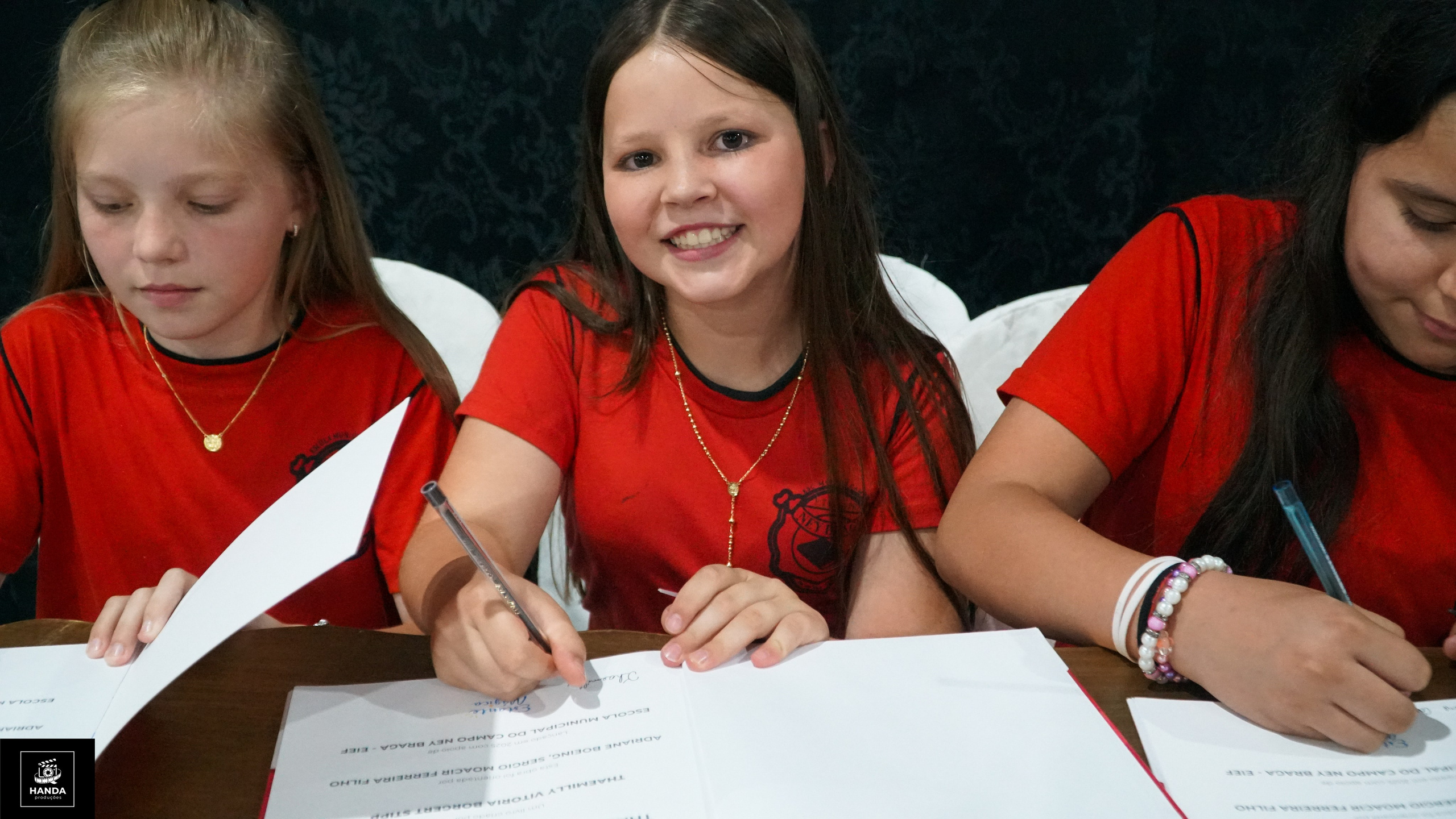 Noite autógrafos colégio Aurélio Buarque de Holanda. Handa Produções