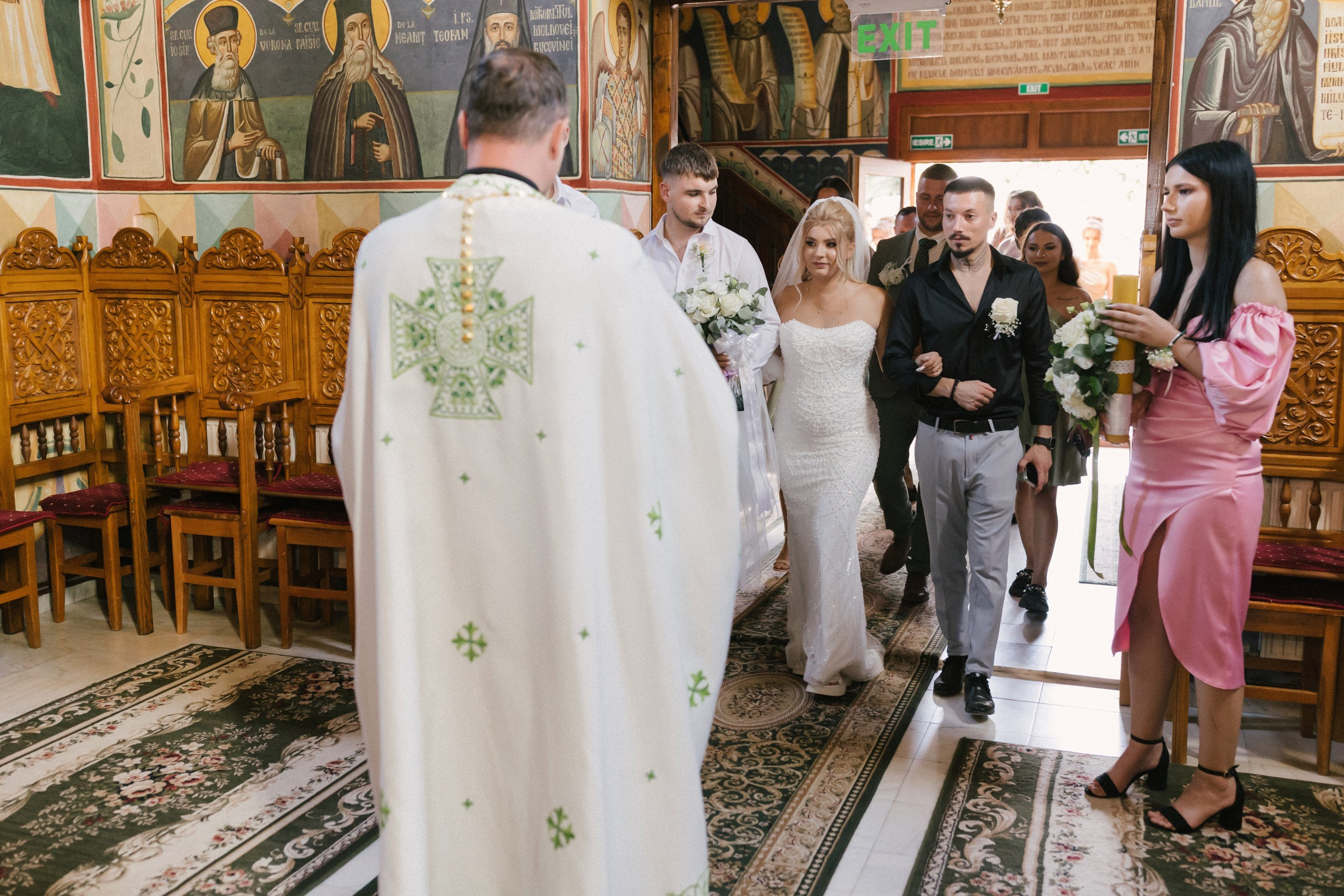 - mireasă Lavinia pregătire casa părintească Hârlău- mire Mihai pregătire Flămânzi cavalerii de onoare- fotograf nuntă Casa Jorovlea- ședință foto miri Mihai și Lavinia- nuntă elegantă Casa Jorovlea- fotografie de nuntă naturală România- domnișoare de onoare pregătire mireasă- emoții nuntă biserică- dansul mirilor Casa Jorovlea* fotograf profesionist nuntă Botoșani Iași* fotografie documentară de nuntă- familie și prieteni la nuntă- nași Mihai și Nicoleta nuntă- portret mireasă în lumină naturală- petrecere nuntă Casa Jorovlea- Nuntă Mihai și Lavinia – momente emoționante din ziua nunții, pregătirile mirilor în Hârlău și Flămânzi, ceremonia religioasă și ședința foto realizată de  AlinoFotoStudio -  Mireasa Lavinia în timpul pregătirilor la Hârlău-  Mihai pregătit de cavalerii de onoare în Flămânzi - Ceremonia religioasă a mirilor Mihai și Lavinia-Ședință foto romantică de nuntă Mihai și Lavinia - Dansul mirilor la petrecerea de nuntă -  fotograf nuntă Iași-  fotograf nuntă Botoșani- wedding photography Romania- AlinoFotoStudio - AlinoFotoStudio - Alin Chirilă fotograf - fotograf Botoșani - fotograf Iași - fotograf Hârlău - fotograf Bacău - fotograf Suceava - fotograf București - fotograf Neamț - servicii foto video - fotograf evenimente - fotograf nuntă - fotograf botez - wedding photographer Romania - ședință foto nuntă - fotografie de eveniment - wedding photography - fotografie profesională - fotograf profesionist România- povestitor prin fotografie, servicii foto - video -profesionale
