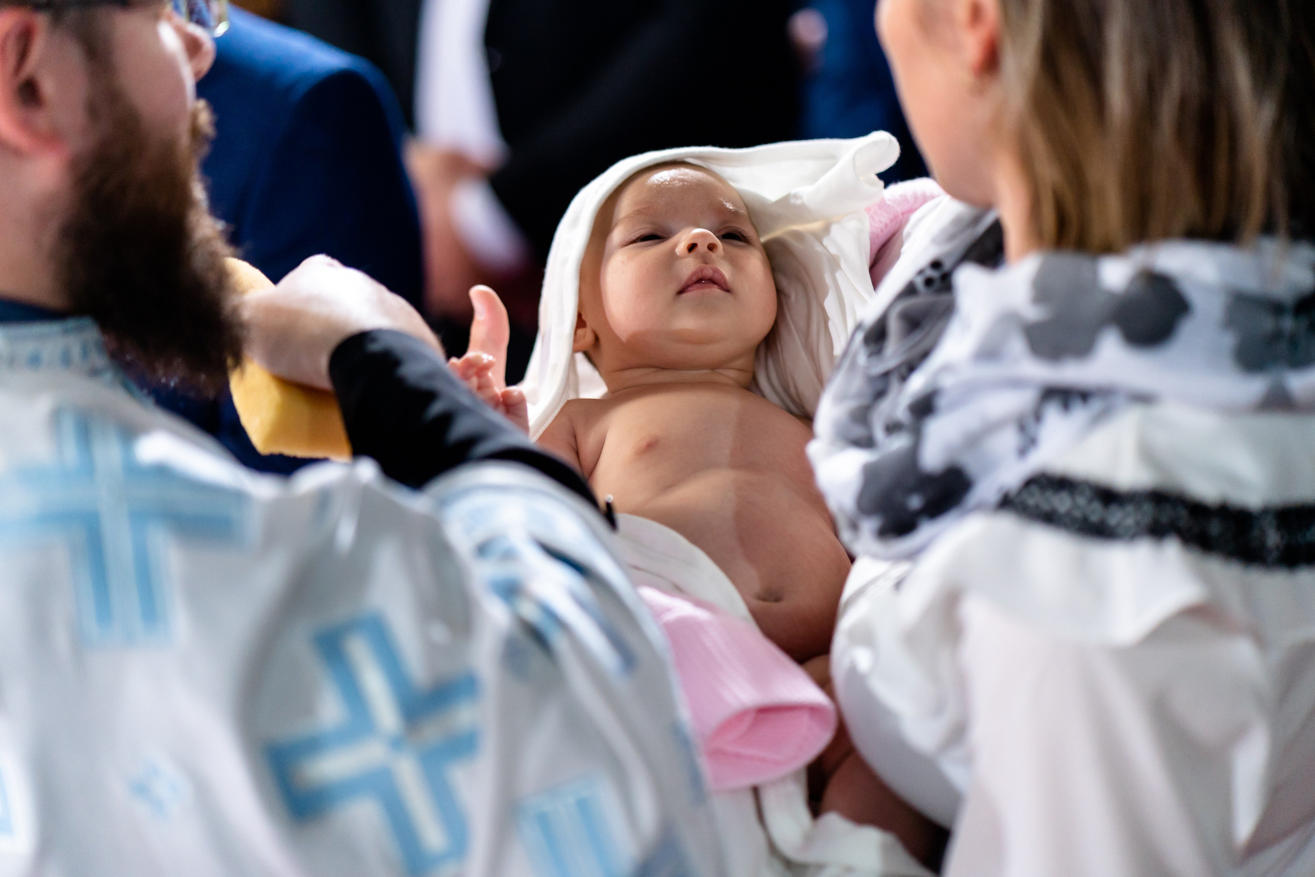 “Bebeluș botezat în biserică, ținut în brațe de nași”	•	“Detaliu cu lumânarea de botez decorată cu flori albe”	•	“Părinți emoționați alături de copilul lor la ceremonia de botez”	•	“Masa festivă de botez cu decor tematic și tort personalizat”	•	“Momentul în care preotul toarnă apă sfințită pe fruntea bebelușului”	“Bebeluș în rochie albă de botez, zâmbind în brațele mamei”	•	“Detaliu cu cruciulița de botez așezată pe o pernă de satin”	•	“Părinți și nași aprinzând lumânările în timpul ceremoniei de botez”	•	“Tort de botez decorat cu figurine tematice și numele copilului”	•	“Copil botezat dormind liniștit în pătuțul decorat festiv”	•	“Momentul în care preotul binecuvântează copilul în fața altarului”	•	“Invitați adunându-se în jurul mesei festive la petrecerea de botez”	•	“Bebeluș ținând în mână o jucărie personalizată primită la botez”	•	“Familie fericită pozând împreună după ceremonia de botez”	•	“Decor tematic cu baloane și flori la locația petrecerii de botez” fotograf Botoșani fotograf evenimente fotograf botez Alin Chirila fotograf alinofotostudio,- Preotul ținându-l pe micuțul Mathias Gabriel la botez, în biserica Înălțarea Domnului, Copălău  - Detalii de la botezul lui Mathias – lumânare, trusou și icoană  - Familia lui Mathias Gabriel alături de micuț, în ziua botezului  - Portret emoționant cu mama și bebelușul în brațe, în biserică,fotograf profesionist evenimente Botoșani, Iași, Suceava, Fălticeni, Bacău, Pașcani, Roman - AlinoFotoStudio by Alin Chirilă - servicii foto nuntă, botez, cununie, ședințe foto creative, albume personalizate, fotografii emoționante și calitative pentru cele mai importante momente din viață,fotograf nuntă Botoșani Alin Chirilă,  ședință foto botez Iași - AlinoFotoStudio,  servicii fotograf profesionist evenimente Suceava,  fotograf cununie civilă Fălticeni - Alin Chirilă,  album foto nuntă personalizat Bacău.“Bebeluș botezat în biserică, ținut în brațe de nași”	•	“Detaliu cu lumânarea de botez decorată cu flori albe”	•	“Părinți emoționați alături de copilul lor la ceremonia de botez”	•	“Masa festivă de botez cu decor tematic și tort personalizat”	•	“Momentul în care preotul toarnă apă sfințită pe fruntea bebelușului”	“Bebeluș în rochie albă de botez, zâmbind în brațele mamei”	•	“Detaliu cu cruciulița de botez așezată pe o pernă de satin”	•	“Părinți și nași aprinzând lumânările în timpul ceremoniei de botez”	•	“Tort de botez decorat cu figurine tematice și numele copilului”	•	“Copil botezat dormind liniștit în pătuțul decorat festiv”	•	“Momentul în care preotul binecuvântează copilul în fața altarului”	•	“Invitați adunându-se în jurul mesei festive la petrecerea de botez”	•	“Bebeluș ținând în mână o jucărie personalizată primită la botez”	•	“Familie fericită pozând împreună după ceremonia de botez”	•	“Decor tematic cu baloane și flori la locația petrecerii de botez” fotograf Botoșani fotograf evenimente fotograf botez Alin Chirila fotograf alinofotostudio.fotograf botez Amelis Maria, fotografie botez Botoșani, fotograf Alin Chirilă, amintiri botez, fotografii botez, botez Amelis Maria, fotograf copii, fotografie botez în Botoșani,