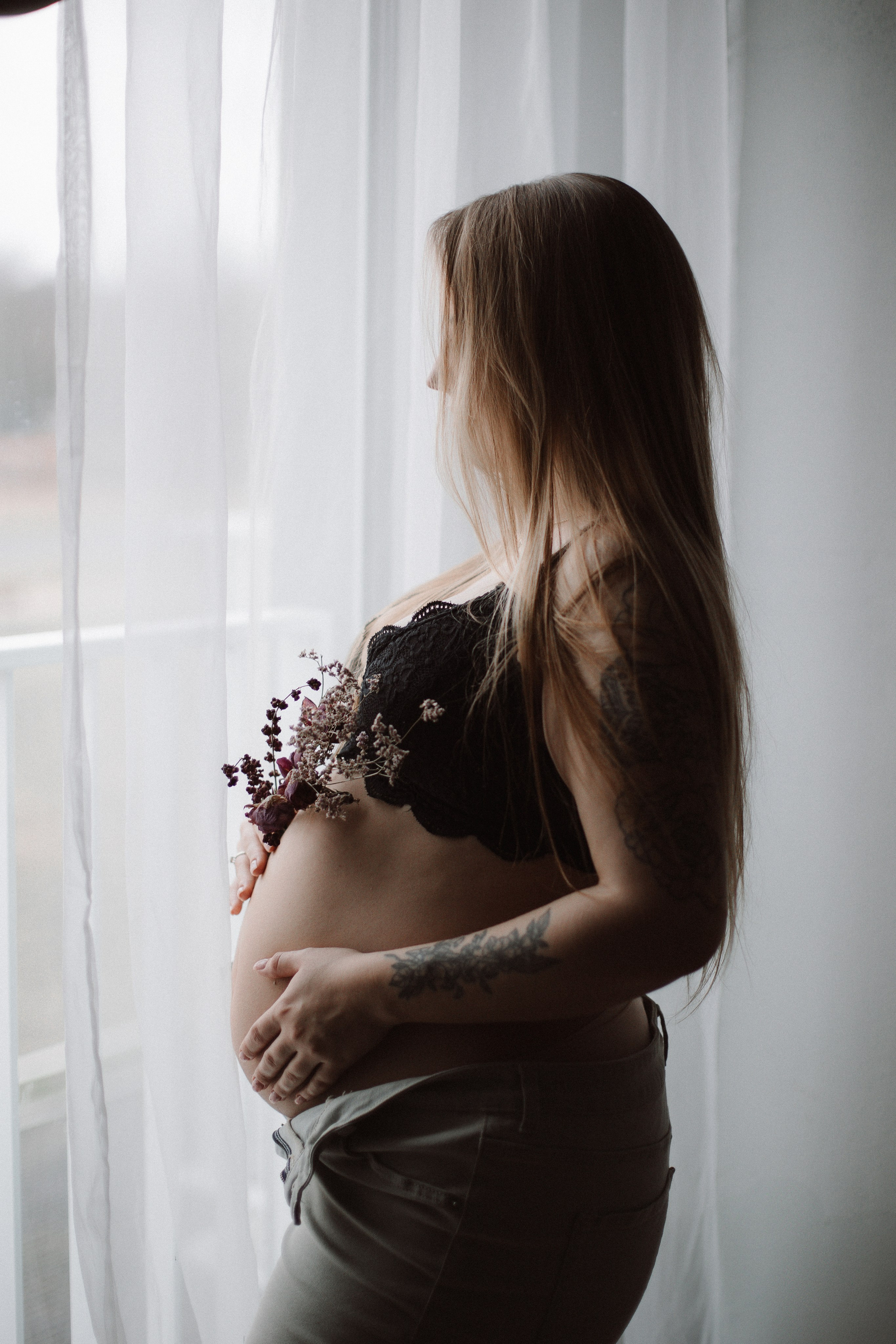 Pełna emocji fotografia sesja ciążowa lifestyle | Natalia Malinowska Fotografia | Augustów Warszawa. Natalia Malinowska Fotografia | Fotograf ślubny i rodzinny Augustów Warszawa