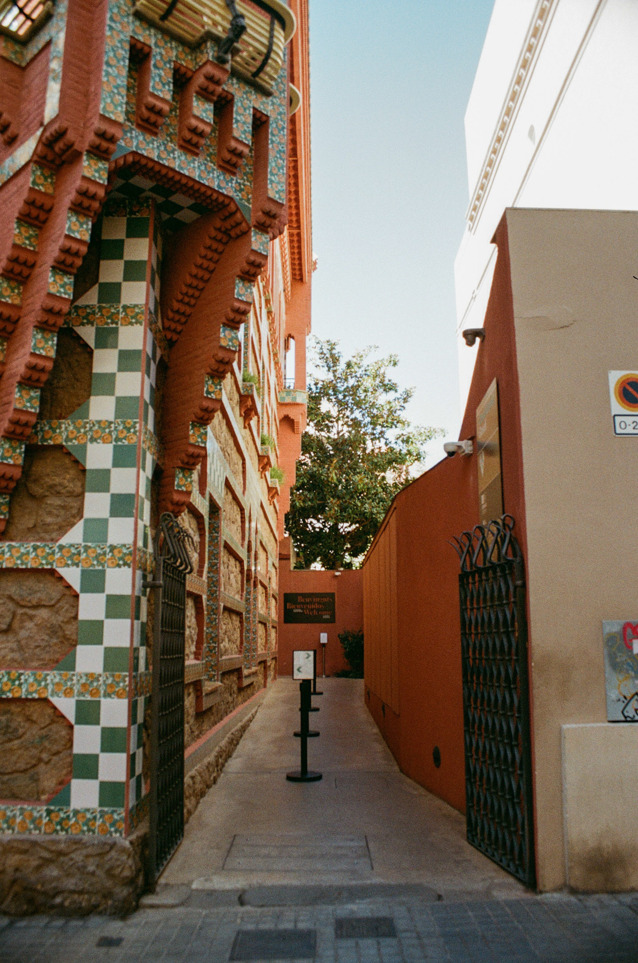 Barcelona — Light, Rhythm and Architecture. Wedding Stories — Professional Wedding Photography & Videography in Germany, Italy, Spain & all across Europe